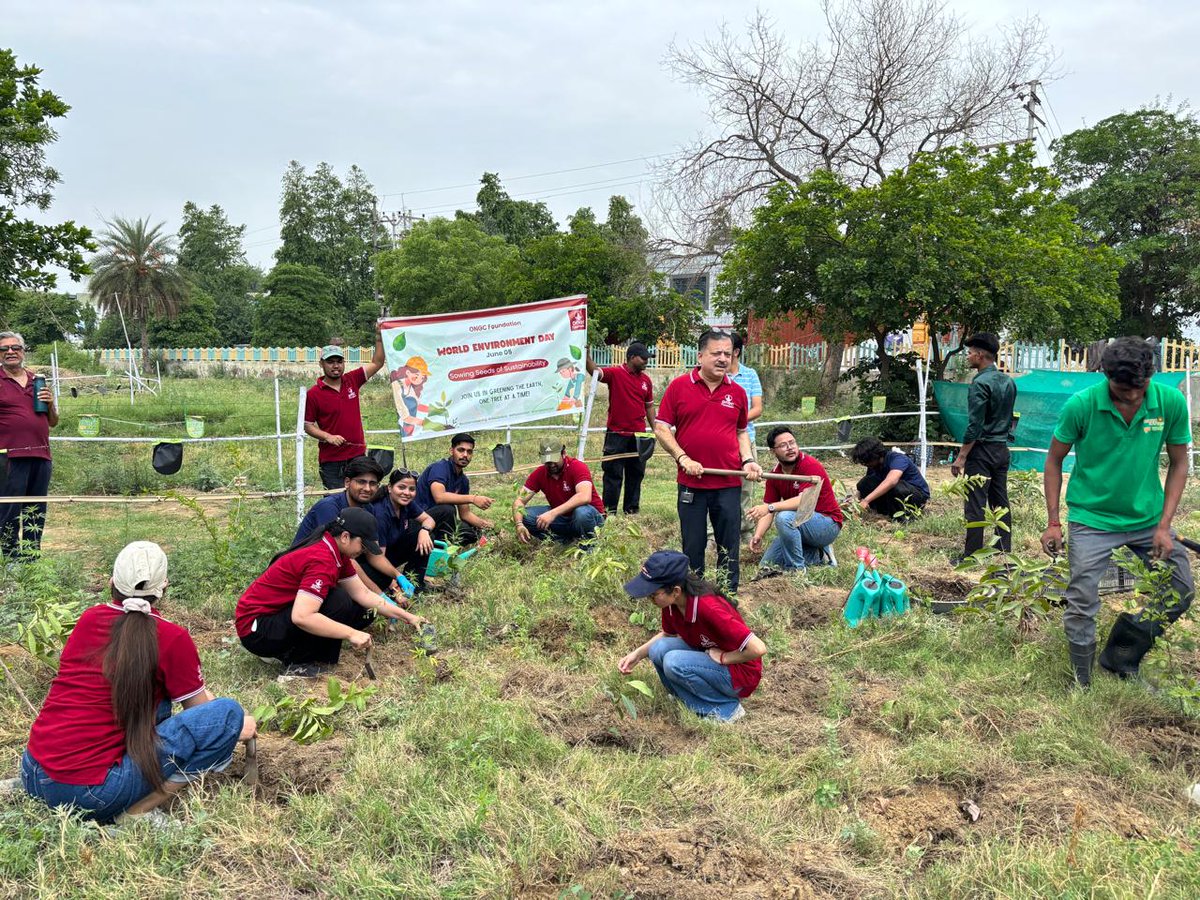 ONGC_Foundation's tweet photo. On #WorldEnvironmentDay, ONGC Foundation planted 100 saplings to promote sustainability and biodiversity. These plants will be nurtured until they achieve self-sustaining growth. Together, let's protect nature and build a greener future. 

#ONGCFoundation #ProtectEarth #GoGreen https://t.co/5OMRMjslGg