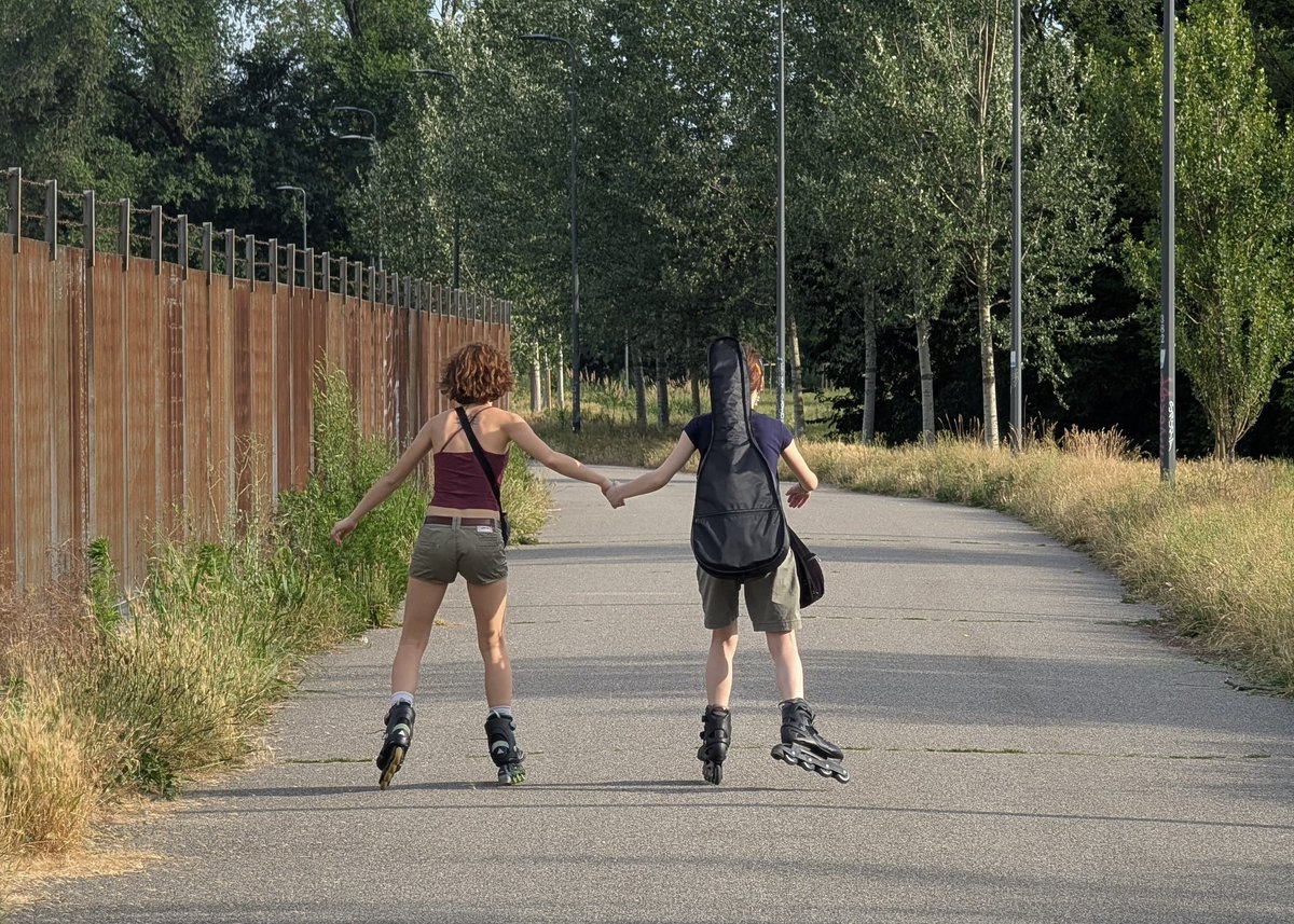 eri4ria's tweet photo. oggi tweet di apprezzamento x le mie amiche perchè nonostante io mi senta spesso sola e mi capita di isolarmi e assentarmi con loro, mi hanno sempre accettata e regalato dei momenti di vita stupendi <3 https://t.co/goZPyQ24k3