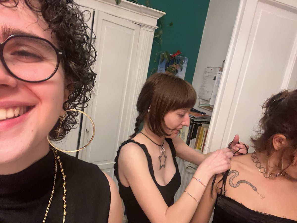 eri4ria's tweet photo. oggi tweet di apprezzamento x le mie amiche perchè nonostante io mi senta spesso sola e mi capita di isolarmi e assentarmi con loro, mi hanno sempre accettata e regalato dei momenti di vita stupendi <3 https://t.co/goZPyQ24k3