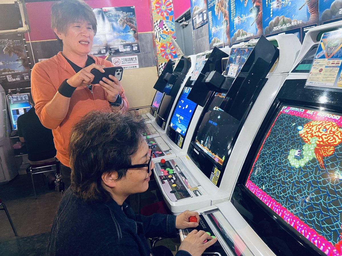 mimisan0917's tweet photo. 今日は飲んだあと、ずっと来たがっていたbambooさん連れて遊びに行きました
(大義名分)

到着するなりニンジャウォーリアーズ2P
そして沙羅曼蛇で少年の顔に戻るbamboo 笑
気づいたらボウイ先生とバーチャ3やってるし

どんだけ偉い人でもレトロゲームの前で人は無力なのだ。
#ゲーセンミカド #milktub https://t.co/GOhTphYwCM