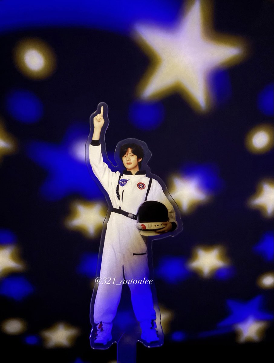 321_antonlee's tweet photo. 𝘵𝘰 𝘪𝘯𝘧𝘪𝘯𝘪𝘵𝘺 𝘢𝘯𝘥 𝘣𝘦𝘺𝘰𝘯𝘥✧˖*°࿐

アクスタ届いてからずっとやりたくて、やっと撮れた~！！
宇宙飛行士アントン最強🦕🪐 https://t.co/MYdrQNL0iR
