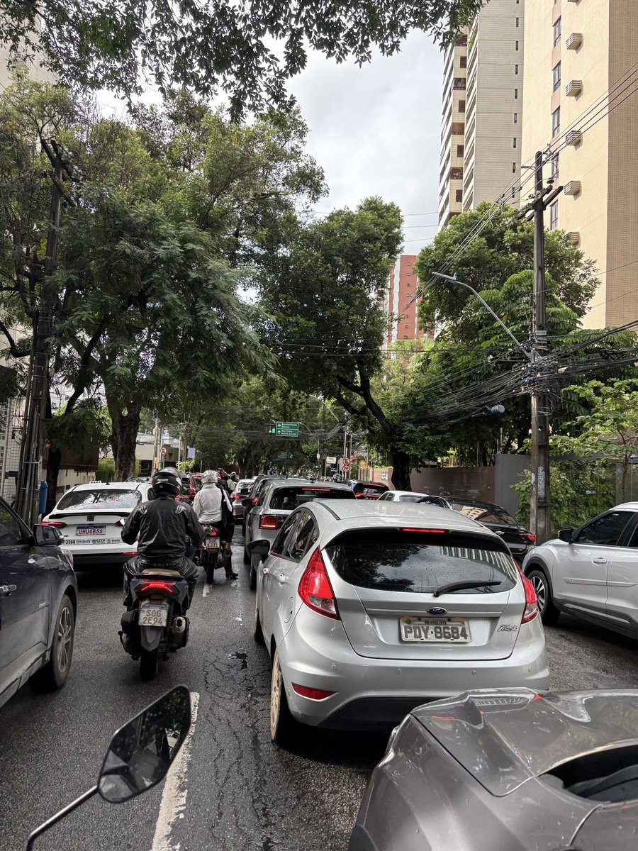 otaviooo_vitor's tweet photo. A rotina de todo Recifense é pegar trânsito e achar normal https://t.co/xEZW5CTNYu