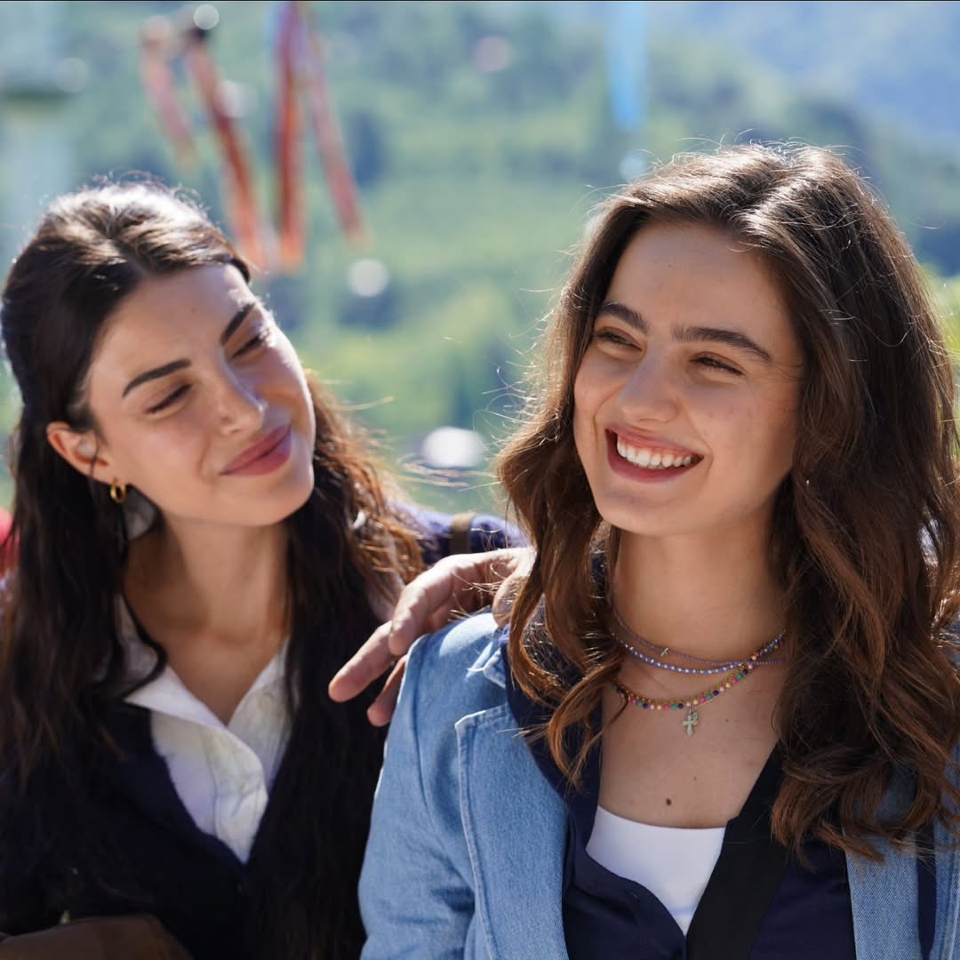mycapella01's tweet photo. Esme’nin mutlu ve gururlu bakışı. 🥹

#DenizBaysal • #AvaYaman • #TaşacakBuDeniz https://t.co/UuI46vPbzJ
