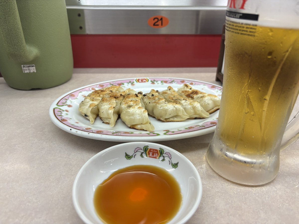 kingeveryday's tweet photo. 今週もお疲れ様でした🍺
今日は両面焼きです🥟 https://t.co/p6G2RzSpQR