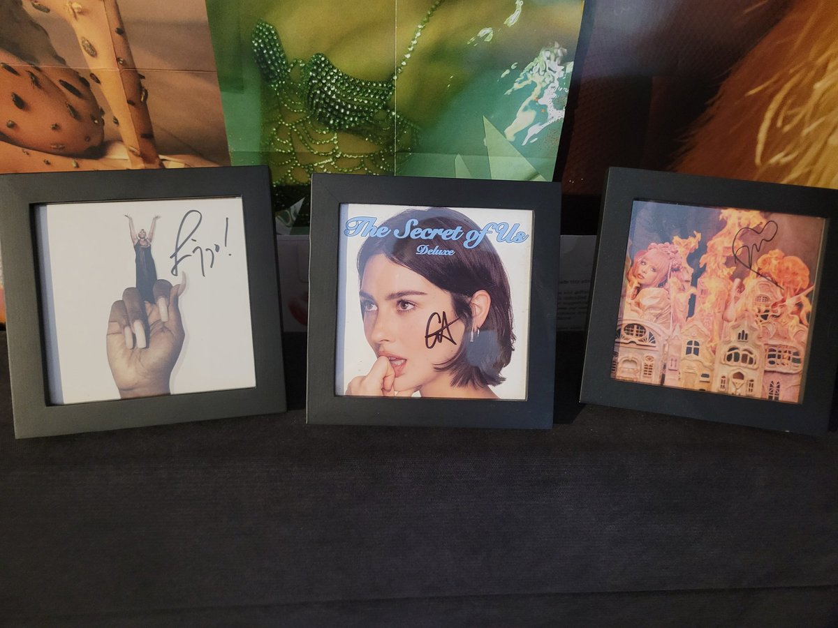 Jaksvinyls's tweet photo. AHHHHH ITS HEREEEE @Lizzo @lizzonation absolutely amazing album, favorite song Goodmorning! And whose hair is this.
Go stream #bitchlizzo #cd #signed #bitchjune5th
https://t.co/XUU6gnRLEO https://t.co/vSKVSciN00