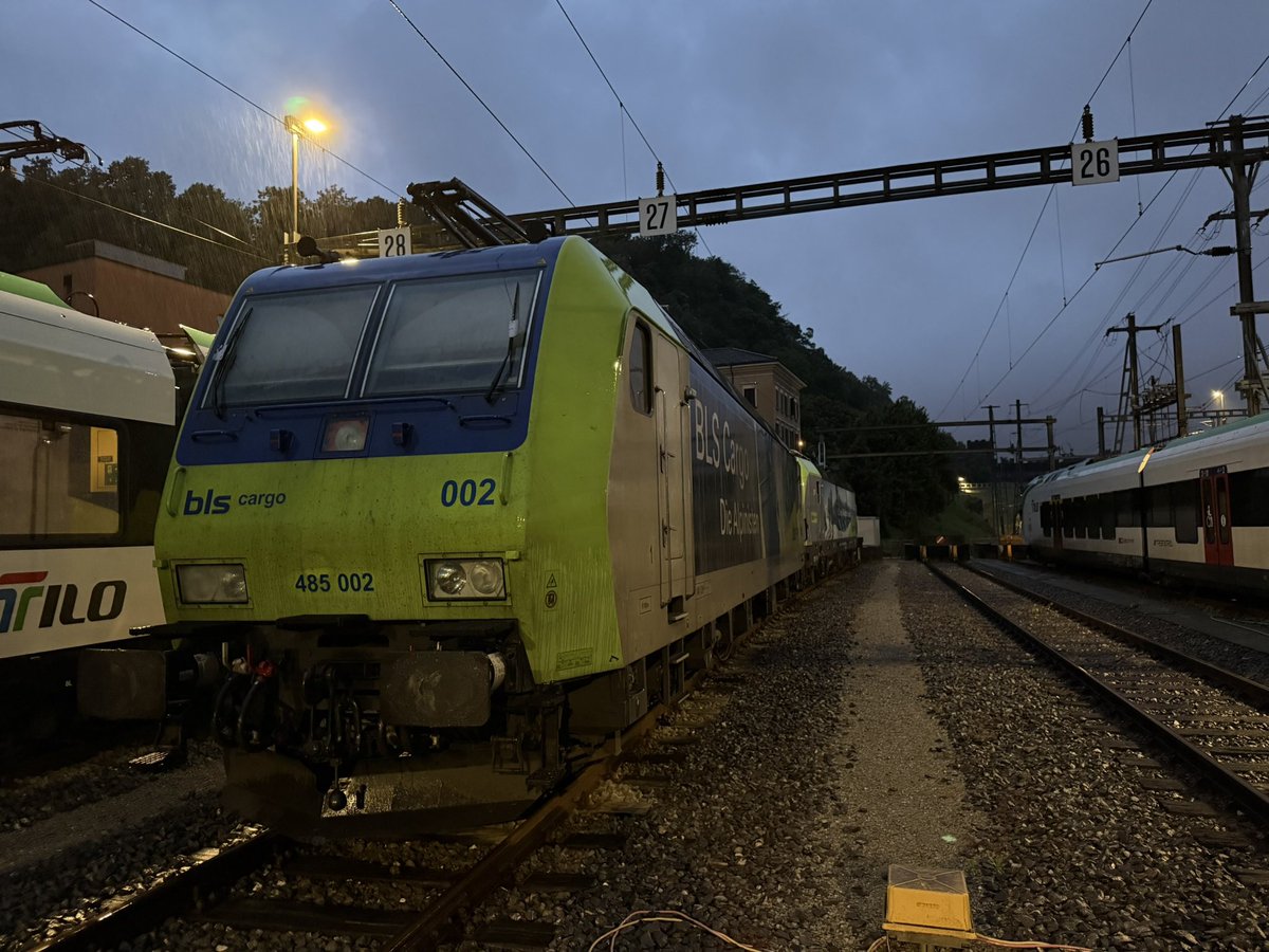 matzelokf's tweet photo. Nach der obligatorischen Stärkung (Gelato gab es auch), die erste Tour. Die zwei Loks genommen, Lokzug nach Chiasso, Zugschluss kontrolliert. Eine Lok nahm dort ein Kollege, mit der anderen bin ich nach der Pause an meinen Zug ran. Und es hat die ganze Zeit geregnet. #BLSCargo https://t.co/ULcW2Z3IPi