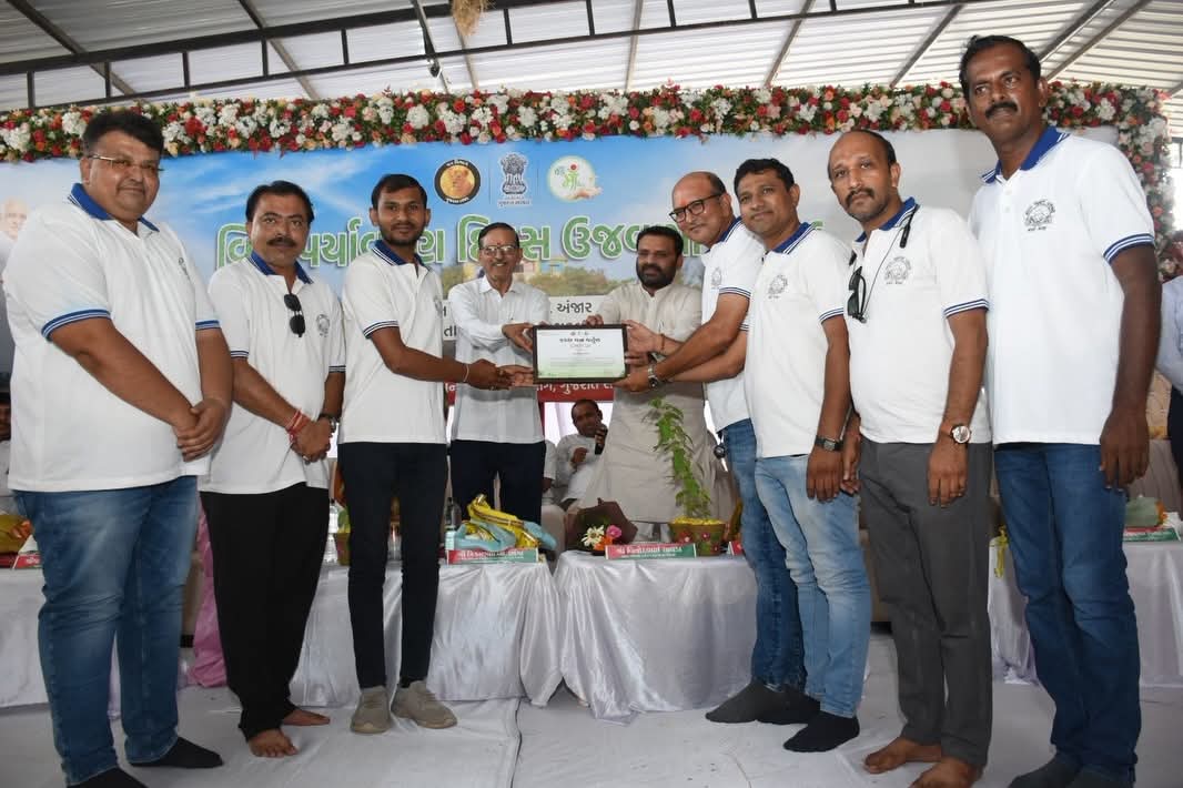 bvpanjar's tweet photo. @CMOGuj @PMOIndia @VinodChavdaBJP @TBChhangaBJP @BVPorg  @bvpgujarat 
कच्छ में पर्यावरण संरक्षण एवं संवर्धन के क्षेत्र में उल्लेखनीय कार्य करने के लिए विश्व पर्यावरण दिवस के अवसर पर आयोजित कार्यक्रम में बीवीपी (भारत विकास परिषद) अंजार शाखा का सम्मान किया गया। https://t.co/4l6x42I0oQ