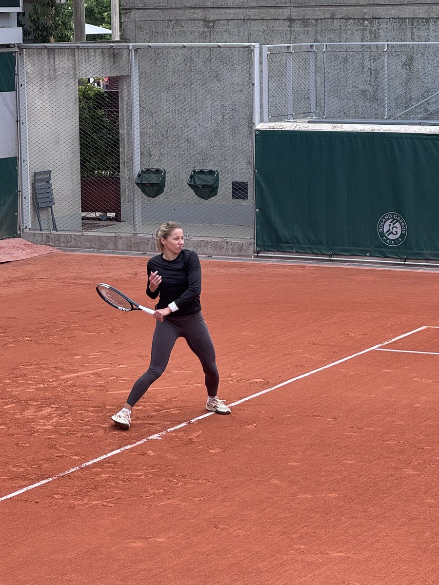 MichalSamulski's tweet photo. Maja Chwalinska and Mirra Andreeva training sessions #RolandGarros https://t.co/3AxOxNmWaz