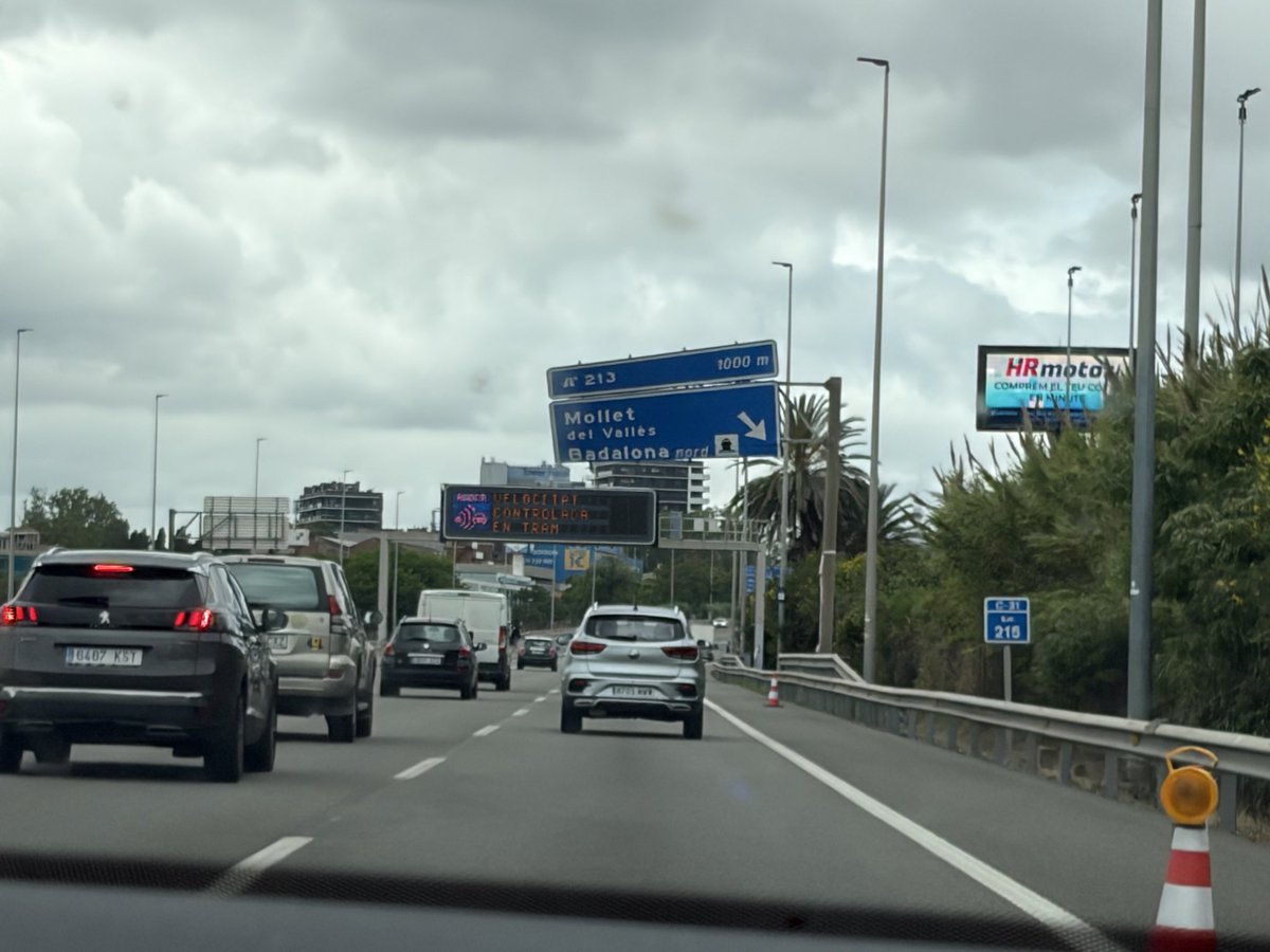 xcortes72's tweet photo. @transit i @AjBadalona aquest senyal que indica la sortida 213 de la C31 ja fa setmanes que està pengim penjam. Estem esperant que caigui i provoqui un accident? https://t.co/xaLYxHPK1t