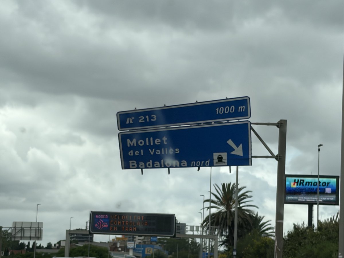 xcortes72's tweet photo. @transit i @AjBadalona aquest senyal que indica la sortida 213 de la C31 ja fa setmanes que està pengim penjam. Estem esperant que caigui i provoqui un accident? https://t.co/xaLYxHPK1t