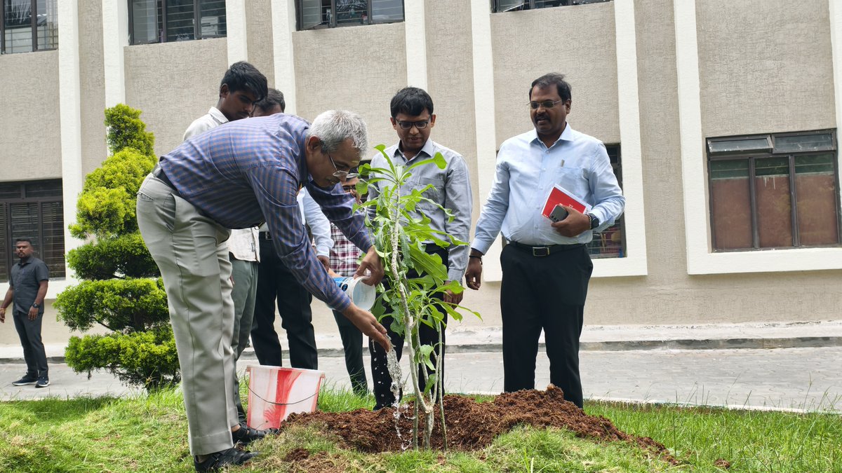 cesc_mysore's tweet photo. ಸೆಸ್ಕ್‌ ವತಿಯಿಂದ ವಿಶ್ವ ಪರಿಸರ ದಿನವನ್ನು ಅರ್ಥಪೂರ್ಣವಾಗಿ ಆಚರಿಸಲಾಯಿತು.

ನಿಗಮ ಕಚೇರಿ ಆವರಣದಲ್ಲಿ ನಡೆದ ಸರಳ ಕಾರ್ಯಕ್ರಮದಲ್ಲಿ ಸೆಸ್ಕ್‌ ವ್ಯವಸ್ಥಾಪಕ ನಿರ್ದೇಶಕರಾದ ಎಂ.ಎಸ್.‌ ಅರ್ಚನಾ ಹಾಗೂ ಇನ್ನಿತರ ಅಧಿಕಾರಿಗಳು ಸಸಿಗಳನ್ನು ನೆಟ್ಟು, ನೀರೆರೆಯುವ ಮೂಲಕ ವಿಶ್ವ ಪರಿಸರ ದಿನದ ಮಹತ್ವವನ್ನು ಸಾರಿದರು. https://t.co/asjDRDL2Ch