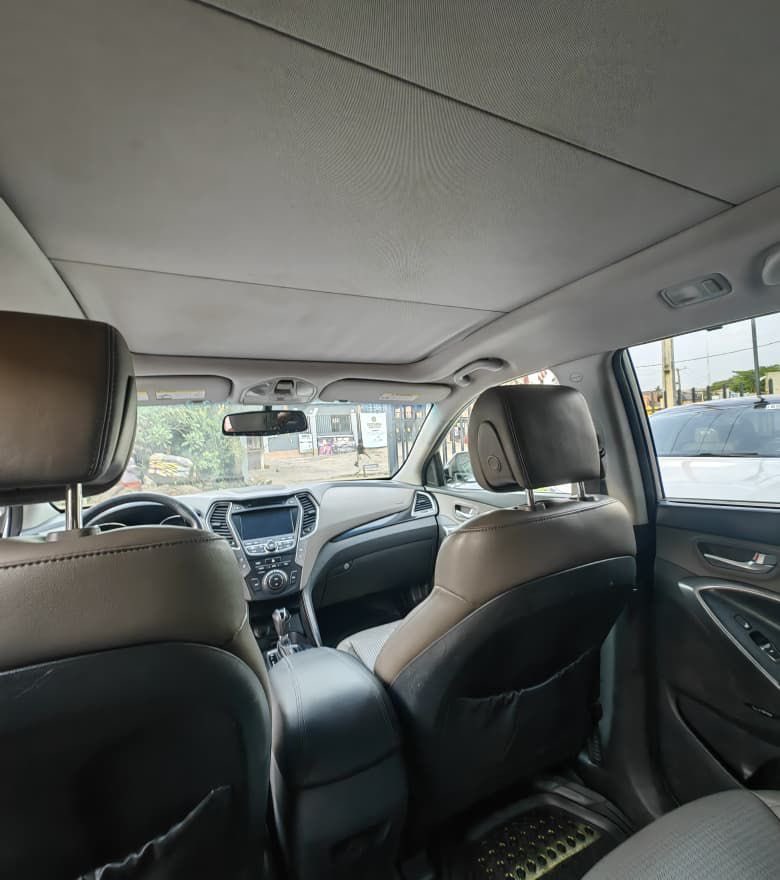 WTalkmore's tweet photo. Hyundai Santafe 013🇳🇬
First body
2023 entry
Untouched engine
Untouched gear
AC chilling
Panoramic roof
Thumb start
Leather seats
4 cylinder engine 2.0l

Location alagbole ojodu Berger 

Price 9.5M https://t.co/oRr1sXKDgg