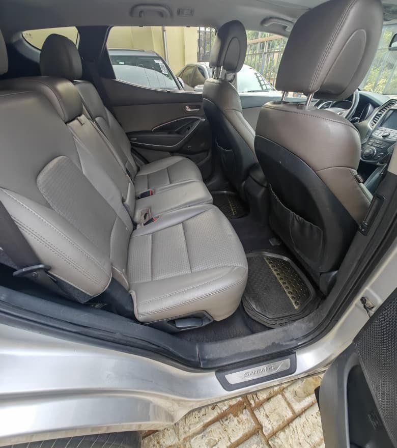 WTalkmore's tweet photo. Hyundai Santafe 013🇳🇬
First body
2023 entry
Untouched engine
Untouched gear
AC chilling
Panoramic roof
Thumb start
Leather seats
4 cylinder engine 2.0l

Location alagbole ojodu Berger 

Price 9.5M https://t.co/oRr1sXKDgg