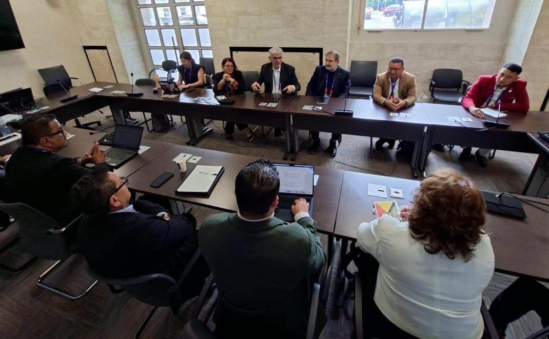 stisss's tweet photo. El movimiento sindical salvadoreño fortalece vínculos con organizaciones sindicales internacionales

La Unidad Sindical Salvadoreña (USS), junto al Ministro de Trabajo @RolandoCastroSv, sostuvo una reunión con representantes de la Confederación Sindical Internacional (@ituc) y la Confederación Sindical de las Américas (@CSA_TUCA ) en el marco de la Conferencia Internacional del Trabajo que se desarrolla en Ginebra, Suiza.

Durante el encuentro se destacó la salida de El Salvador de las listas de observación de la OIT y se reconoció el acompañamiento brindado por ambas organizaciones durante este proceso.

Los participantes reafirmaron su compromiso de continuar promoviendo el diálogo social, el trabajo decente y la defensa de los derechos laborales en beneficio de los trabajadores salvadoreños.

#SalidaDeListaCorta #OIT #ElSalvador #CSI #CSA #CIT2026