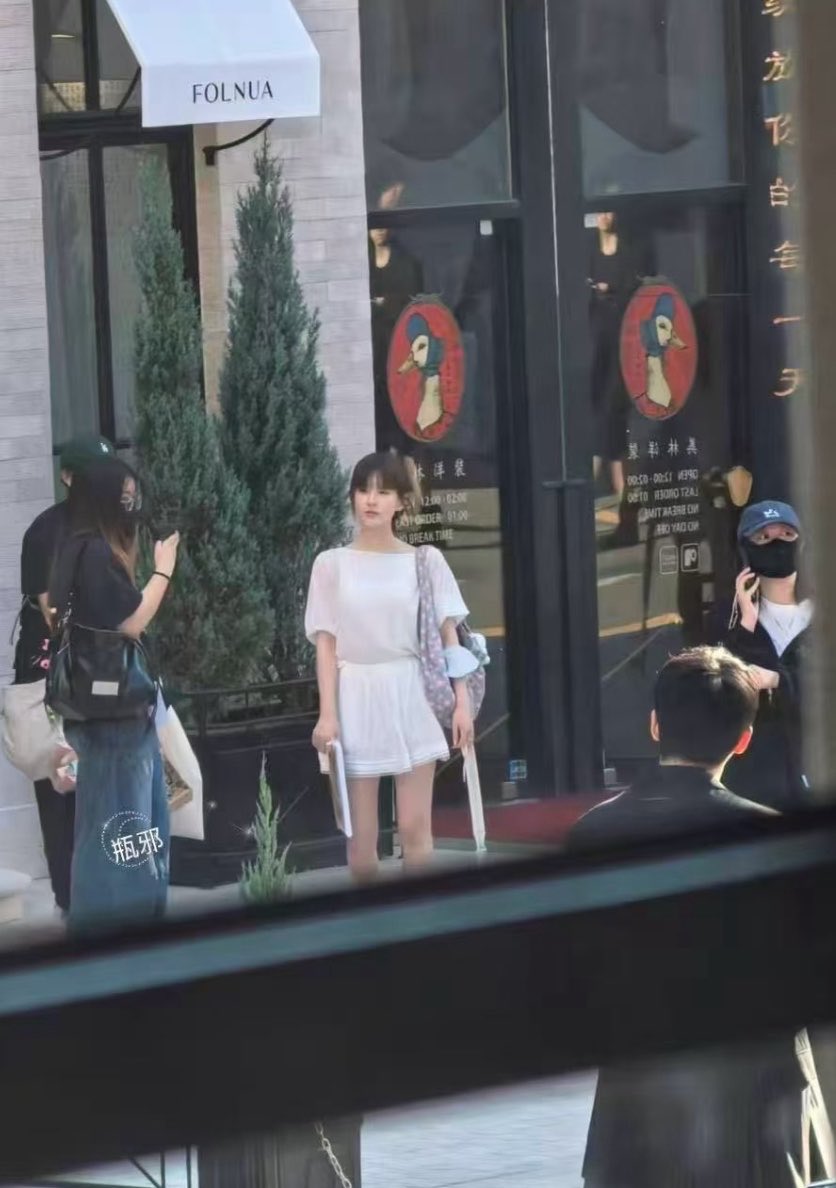 youniebear's tweet photo. her staff are filming her VLOG SOON PLEASE https://t.co/1Ypdk2t8YF