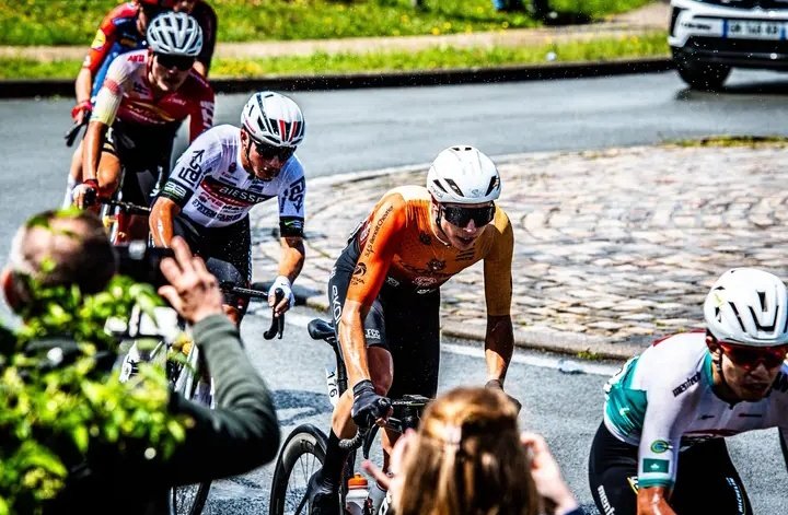 ZXCycling's tweet photo. 🇨🇵@RondeDeLoise stage 1

1🇳🇴@JesperStiansen
2🇨🇵@florentinbzh
3🇮🇹@filippooagos
4🇬🇧@JoeBrookes4
5🇨🇵@lenyjeanlouis
6🇩🇪S.Koech
7🇮🇹A.Konychev
8🇬🇧@_jamesh03
9🇩🇪J.M.Rottmann
10🇧🇪M.Dekersmaeker
11🇳🇱@KeijeSolen
12🇧🇪S.Vandenboer
13🇮🇹G.Scagliola
14🇨🇵@valentintbln

@RaynerFnd #cycling https://t.co/KkXCCJy30E