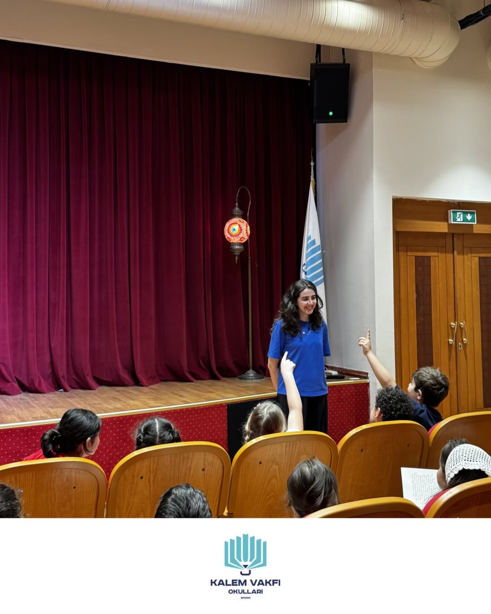 KalemOkullari's tweet photo. Kumdan Kale Yayınlarından Yazar Melike Büşra Hacıoğlu, kitaplarını Kalem’li okurları için imzalayarak çok anlamlı bir söyleşi gerçekleştirdi. Kendilerine şükranlarımızı sunuyoruz. 🖋📚🥰🌎 https://t.co/XfR1vv1HfP