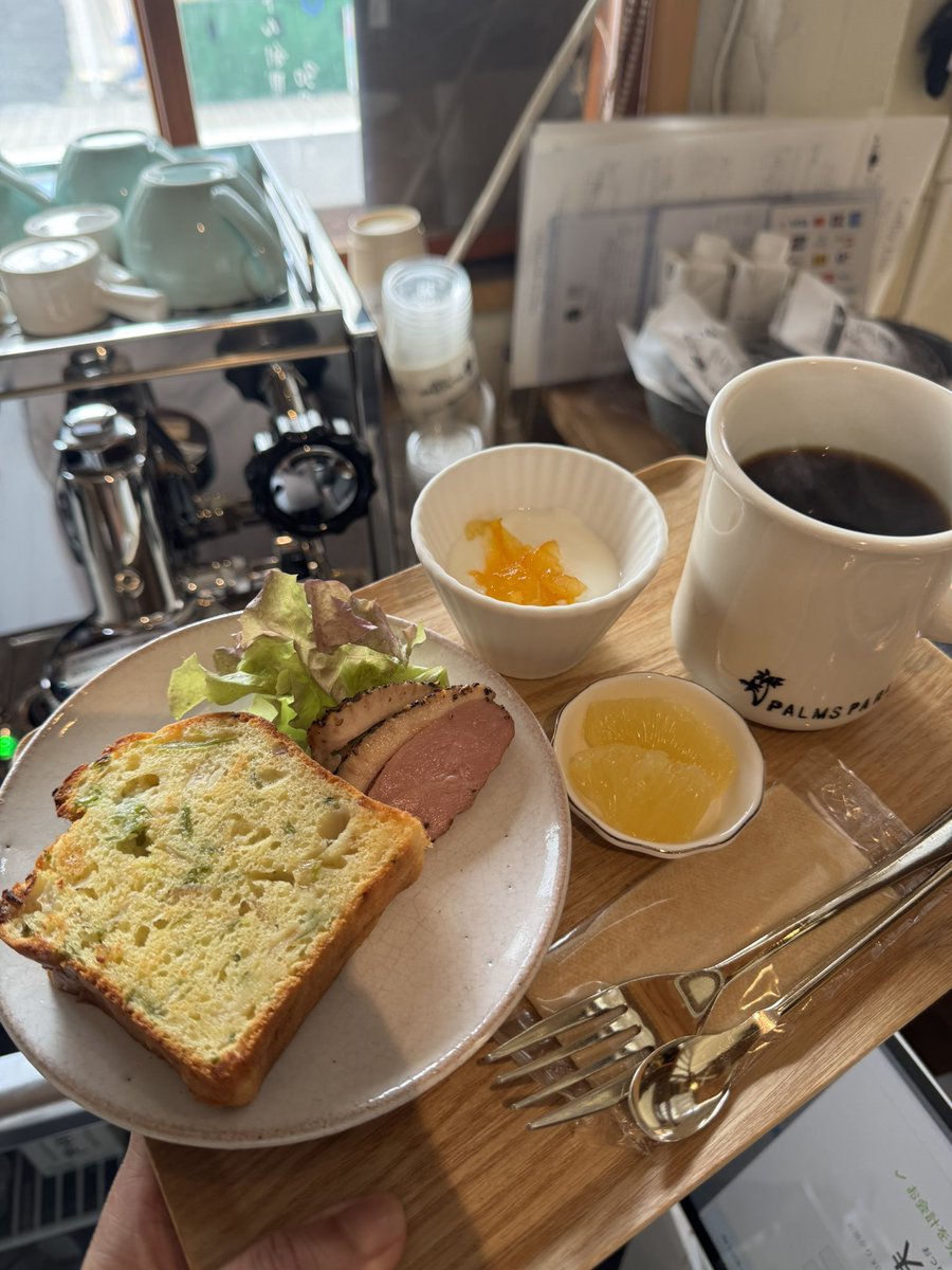 palmspark_kopi's tweet photo. 本日もたくさんのご来店ありがとうございました！

明日6/6（土）は
9時-20時で営業します。
（12時-14時半は休憩）

モーニングのご用意もございます。
picnicのケークサレ、ハローベイクのベーグルを使ったプレートです。
お待ちしております！
@picnic_oyatsu @hello_bake https://t.co/iaHyWce53M