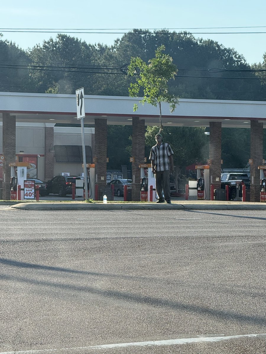 bblake180's tweet photo. Welcome to Fayetteville 🤯
Who can do a better trick 🤣😂🤣 https://t.co/mubKvt8nFB