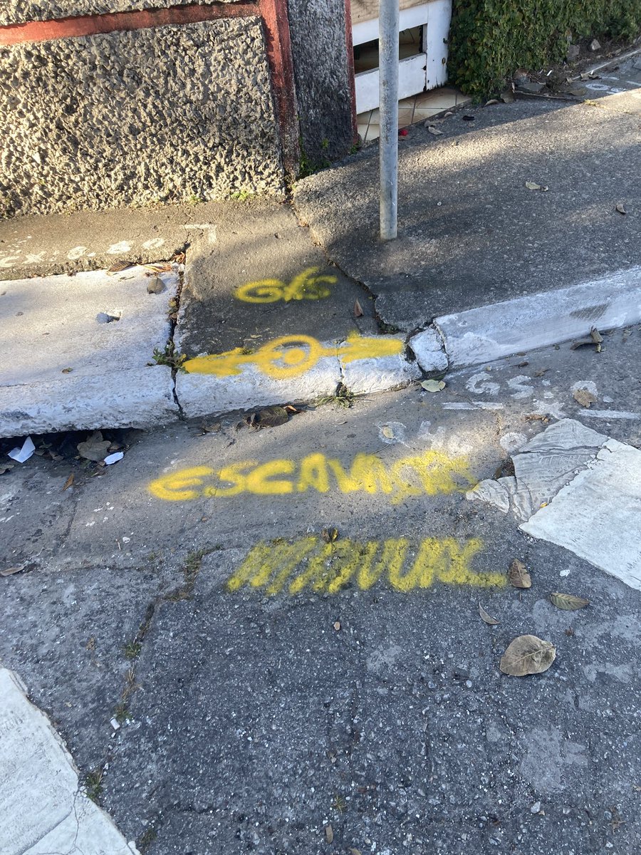 biafeee's tweet photo. @g1 Aqui na zona sul no bairro Vila dom bosco em santo amaro,vieram e demarcaram a maioria das ruas e estao DESTRUINDO AS NOSSAS CALÇADAS. ontem fomos surpreendidos com a calçada de casa toda quebrada e nada foi comunicado a nenhum dos moradores. PRECISAMOS DE AJUDA URGENTE https://t.co/JS3XCXl4hV