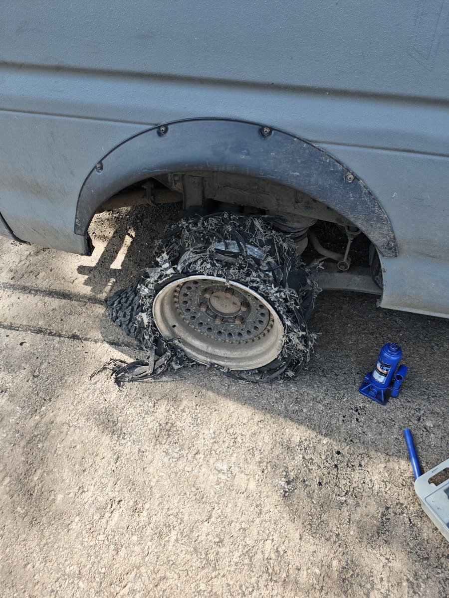 Das0rd's tweet photo. Сьогодні мене хотіло вбить 2 ждуна, 1 молнія і одна ФПВ. Але хуй вам, я живий, машинку почіним.
І закиньте пару гримнів Яструбам на деліку ну: 
https://t.co/d6YPaGp10R https://t.co/BAoQr5jlqP