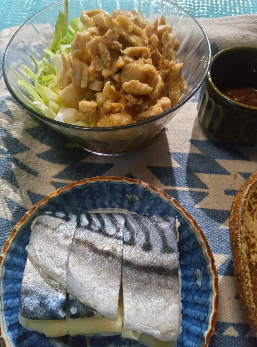 kerokkunz's tweet photo. 今から今日の晩御飯
🐸
キャベツと鶏皮ポン酢
まぐろ酒盗
セロリの葉炒め
ばってら
トマト
アボカド
🐸
多分アボカドにはまぐろ酒盗
ストレスで晩御飯食べられない…

🐸単に昼、食べ過ぎやで

そ、そか https://t.co/cBxkRCynCJ