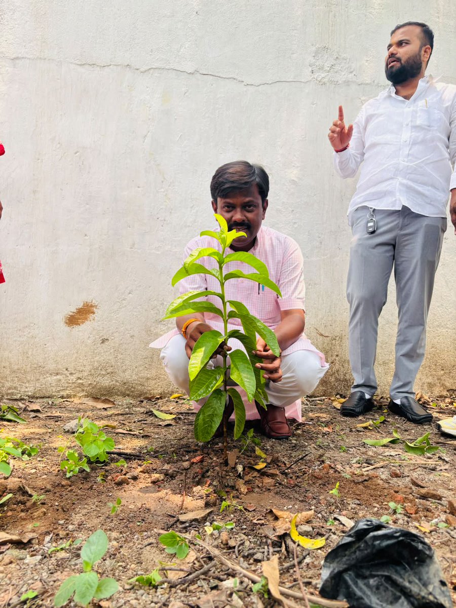 dineshjsrbjp's tweet photo. विश्व पर्यावरण दिवस के अवसर पर भाजपा ओबीसी मोर्चा के जिला अध्यक्ष श्री सागर राय जी के नेतृत्व में "एक पेड़ माँ के नाम" अभियान के अंतर्गत जिला भाजपा कार्यालय, जमशेदपुर में वृक्षारोपण कार्यक्रम आयोजित किया गया।

इस अवसर पर पर्यावरण संरक्षण, हरित भारत और आने वाली पीढ़ियों के सुरक्षित भविष्य के संकल्प के साथ पौधारोपण किया गया। एक पौधा केवल वृक्ष नहीं, बल्कि प्रकृति, मातृत्व और जीवन के प्रति हमारी जिम्मेदारी का प्रतीक है।

आइए, हम सभी अपनी माँ और धरती माँ के सम्मान में एक-एक पौधा लगाकर पर्यावरण संरक्षण के इस महाअभियान को जन-जन तक पहुंचाएं।

🌱 "एक पेड़ माँ के नाम" — प्रकृति के प्रति समर्पण, माँ के प्रति सम्मान। 🌱

#WorldEnvironmentDay
#विश्व_पर्यावरण_दिवस
#EkPedMaaKeNaam
#एक_पेड़_माँ_के_नाम
#PlantATree
#SaveEnvironment
#GoGreen
#GreenIndia
#HaritBharat
#MissionLiFE
#BJPOBCMorcha
#SagarRai
#BJPJharkhand
#BJPJamshedpur
#PurviSinghbhum
#DineshKumar
#EnvironmentProtection
#NatureConservation
#ViksitBharat
#HarGharHariyali 🌳🇮🇳🚩