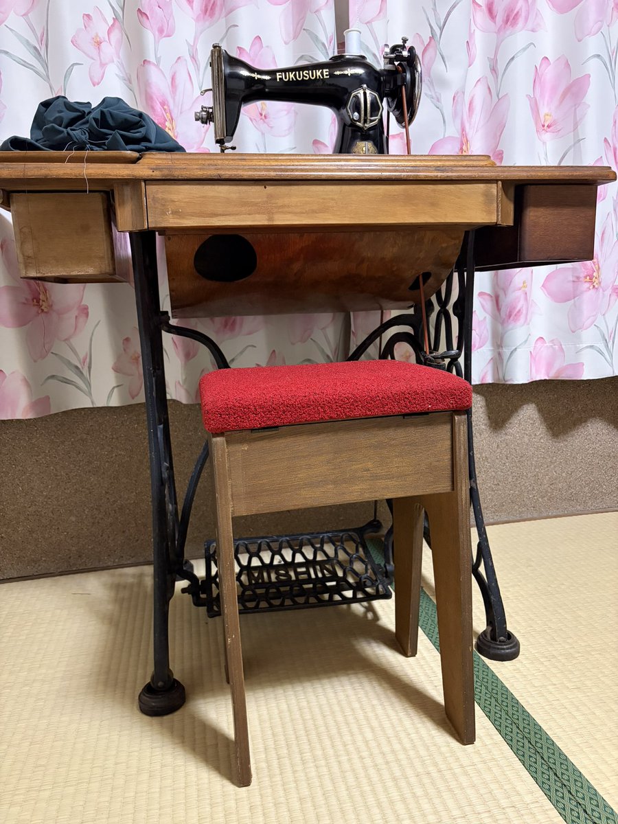 MojoKyoko's tweet photo. 昭和を満喫中
メルカリで不用品を売り
ミシンの椅子買った
昭和や〜〜
今日　一日　何しとったんや。
昭和や〜〜 https://t.co/p7hPEaChcC