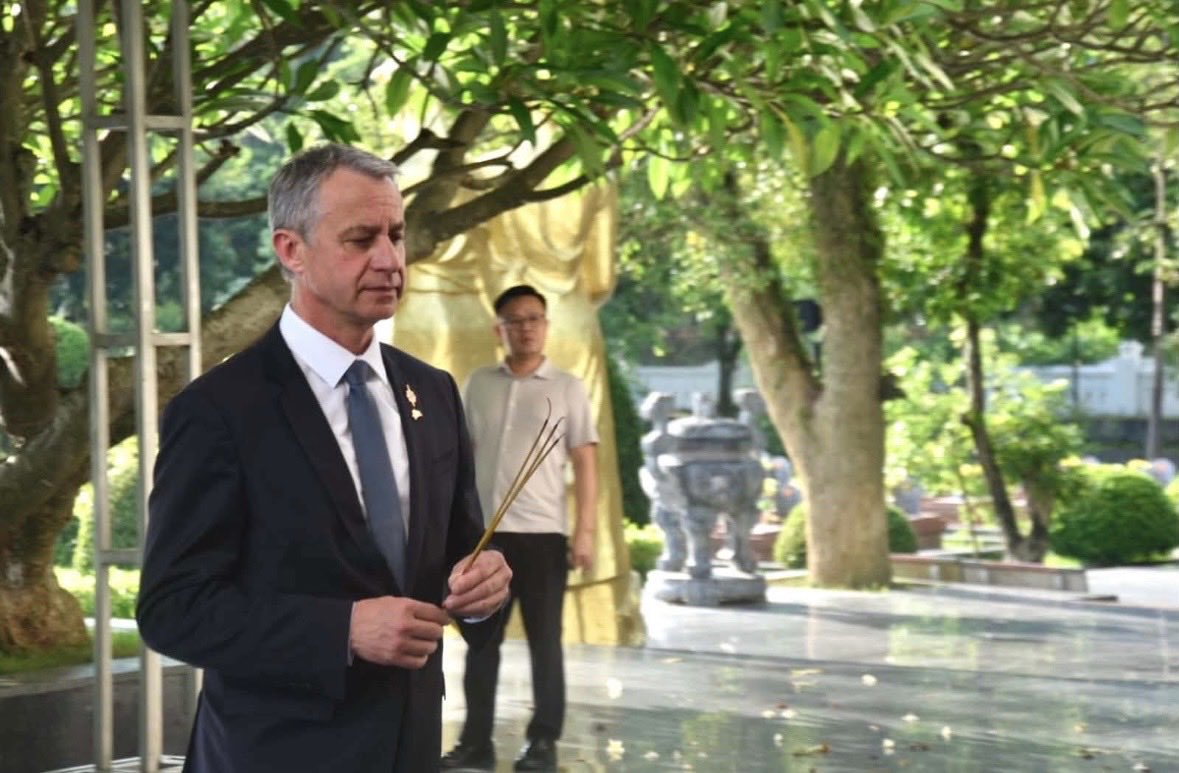 FranceAuVietnam's tweet photo. La délégation de la Commission de la Défense nationale et des Forces armées de l’ @AssembleeNat 🇫🇷 a visité Dien Bien Phu. 

🤝 Elle a été reçue par M. Nguyễn Minh Phú, vice-président du Comité populaire de la province afin de renforcer la coopération 🇫🇷🇻🇳
@J_M_Jacques https://t.co/KlE5wSdSIq