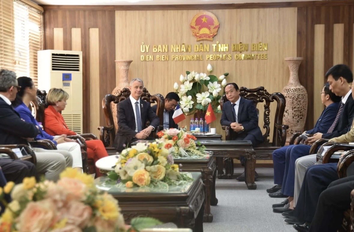 FranceAuVietnam's tweet photo. La délégation de la Commission de la Défense nationale et des Forces armées de l’ @AssembleeNat 🇫🇷 a visité Dien Bien Phu. 

🤝 Elle a été reçue par M. Nguyễn Minh Phú, vice-président du Comité populaire de la province afin de renforcer la coopération 🇫🇷🇻🇳
@J_M_Jacques https://t.co/KlE5wSdSIq