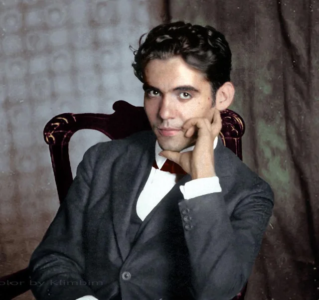 Yemuyin's tweet photo. #DatoRandom
Tal día como hoy de 1898, nacía Federico García Lorca https://t.co/6A7i5uPvYt