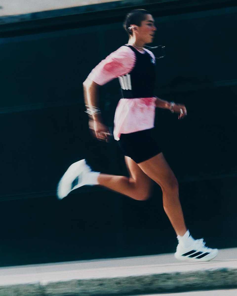 adidascolf0j's tweet photo. Las calles de la ciudad nunca se vieron tan rápidas. ​

​Consigue EVO SL en https://t.co/2SVCE3vB0r