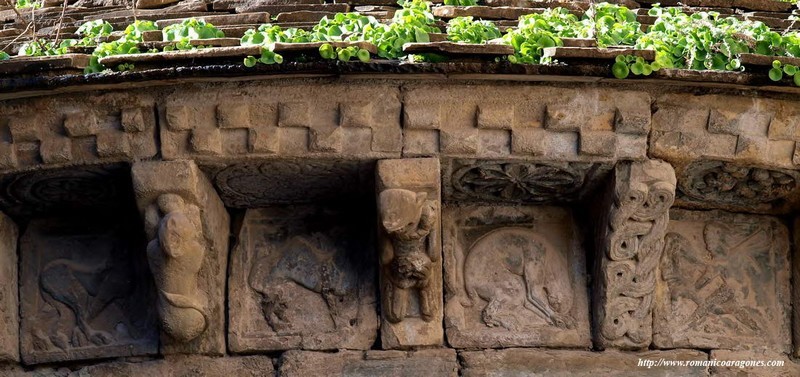 Altomedieval's tweet photo. CATEDRAL DE SAN PEDRO DE JACA
Románico - Siglo XI - Huesca
https://t.co/FPNWLdOWiR

Fue construida a partir de 1077 por orden del rey Sancho Ramírez. Conserva su estructura básica románica: con planta basilical de tres naves de cinco tramos con sus cinco ábsides alineados. https://t.co/e0PirS244t