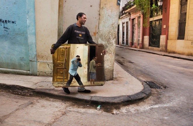 Fanrizio21's tweet photo. self portrait 
Havana Cuba  2014

Steve McCurry https://t.co/erq7gpxJs9