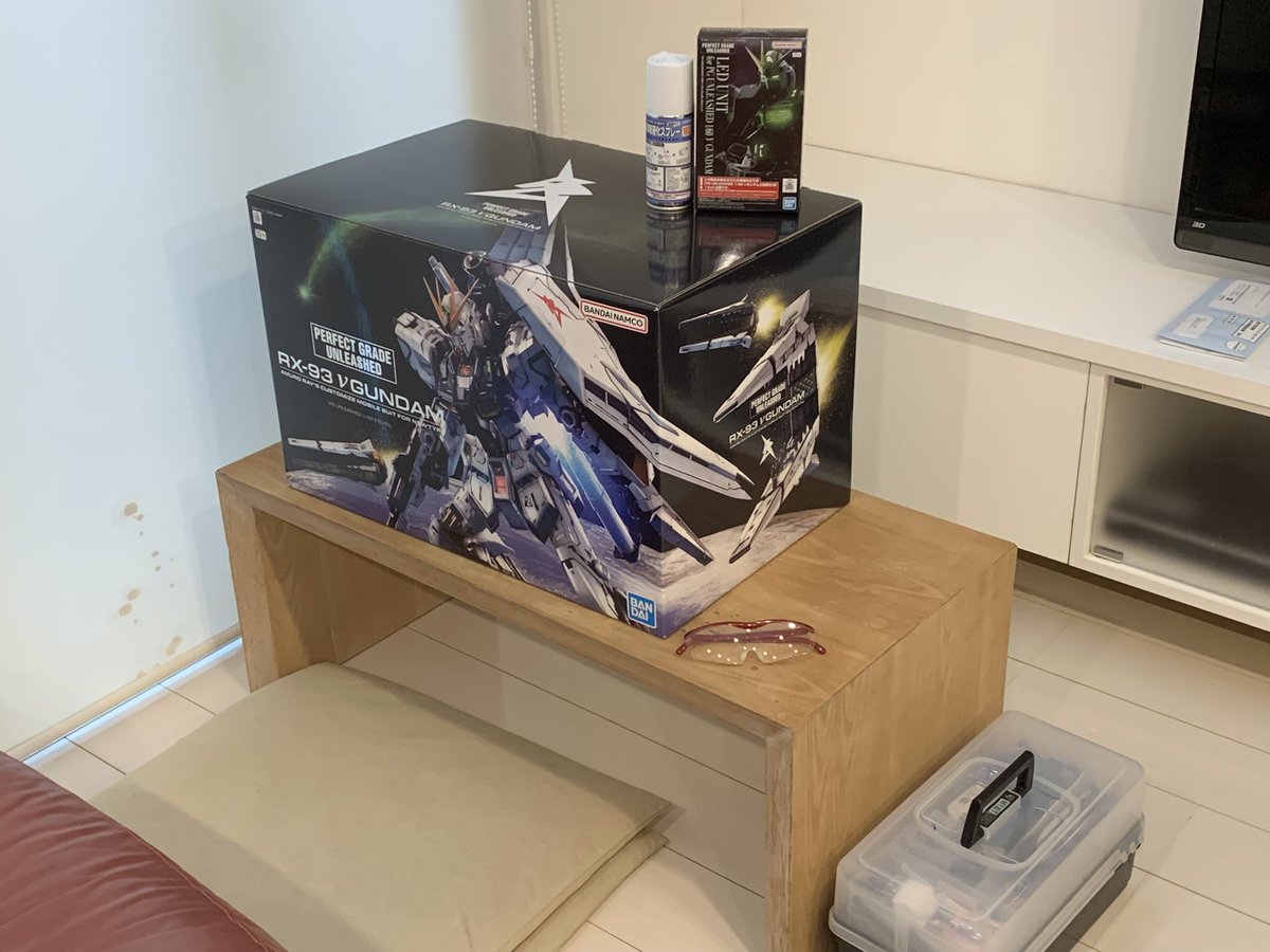 kamechi42's tweet photo. 今日からはとうとうパーフェクトグレード　アンリーシュド　νガンダムの製作です。
電飾込み81,000円という自分史上最高額のキットなので丁寧に楽しんで作ります！
それにしても箱がデカい…
#ガンプラ
#νガンダム
#PG https://t.co/MWvXf7r9yb
