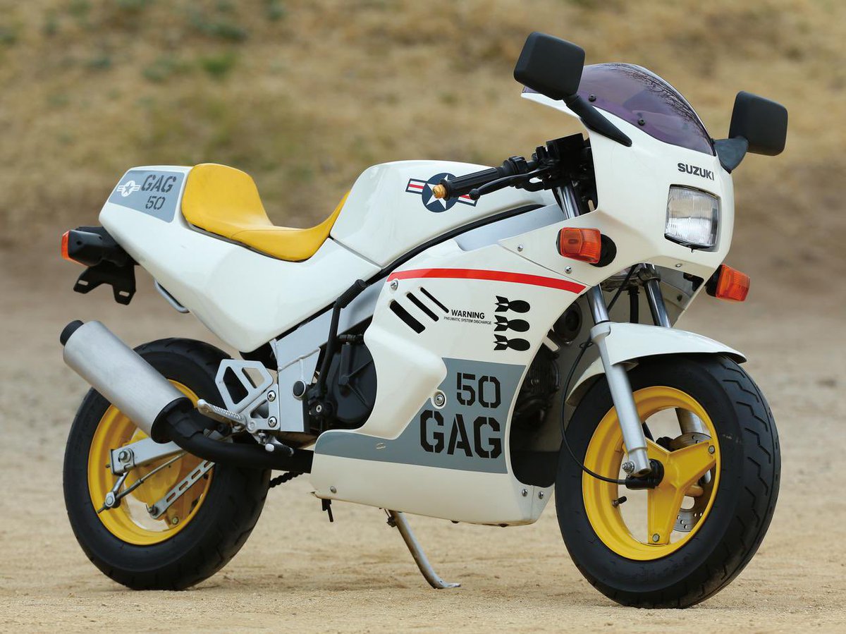 PutiMotor's tweet photo. '86 スズキ「GAG」

遊びゴコロがフルカウルを纏った、50ccミニサイズレプリカ。

マニュアルミッションの4速リターン式を採用。

最高出力5.2ps/7000rpmを誇る空冷4サイクルSOHC単気筒エンジンを搭載。

50ccクラスのミニレースを楽しむライダーが増加した。

https://t.co/RwCVWu4sTu https://t.co/TKR0v31fyk
