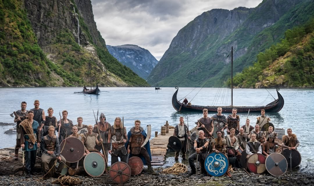 CerfiaFR's tweet photo. 🇳🇴⚽️📸 EN IMAGE | « Norway is coming » : pour célébrer son retour en Coupe du monde pour la première fois depuis 1998, la Norvège a dévoilé sa photo d’équipe. Erling Haaland et ses coéquipiers ont posé en Vikings au cœur d’un fjord norvégien. https://t.co/COr2cOEDO4