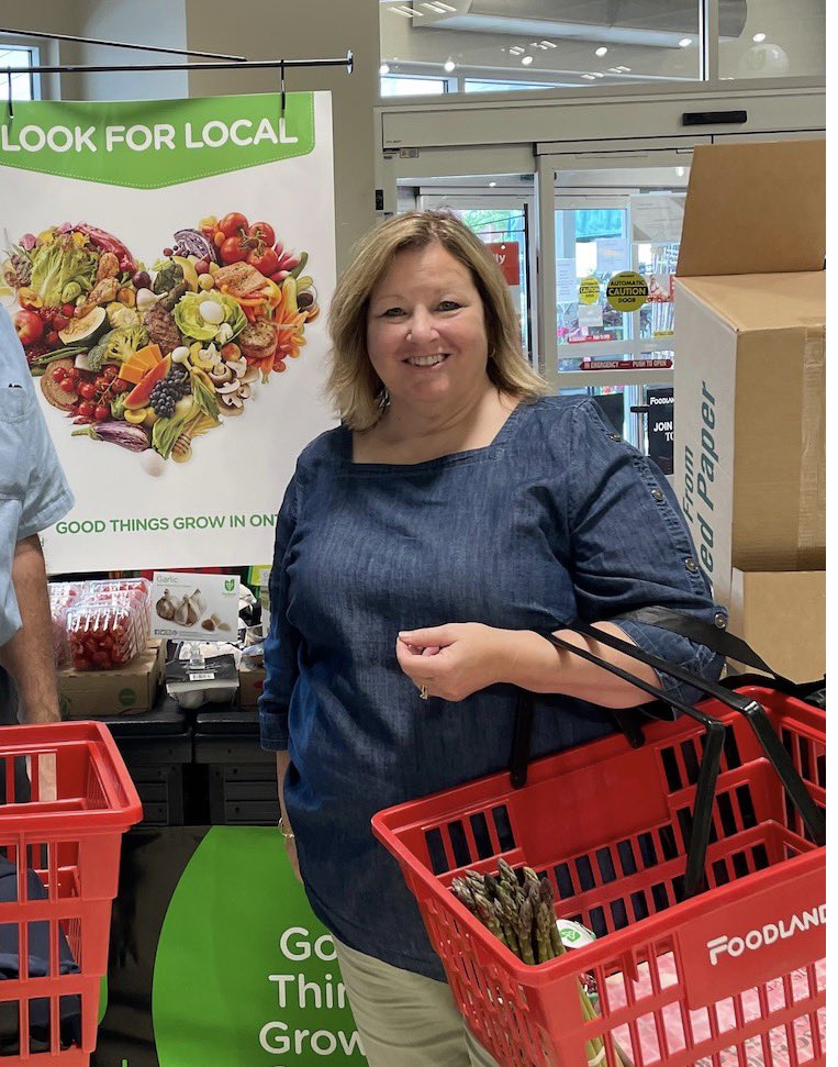 LisaThompsonPC's tweet photo. May #LocalFoodWeek serve as a reminder of the significance of buying locally produced food 52 weeks of the year! Thank you #Ontario farmers for all you do! https://t.co/IOxb9vB6ME