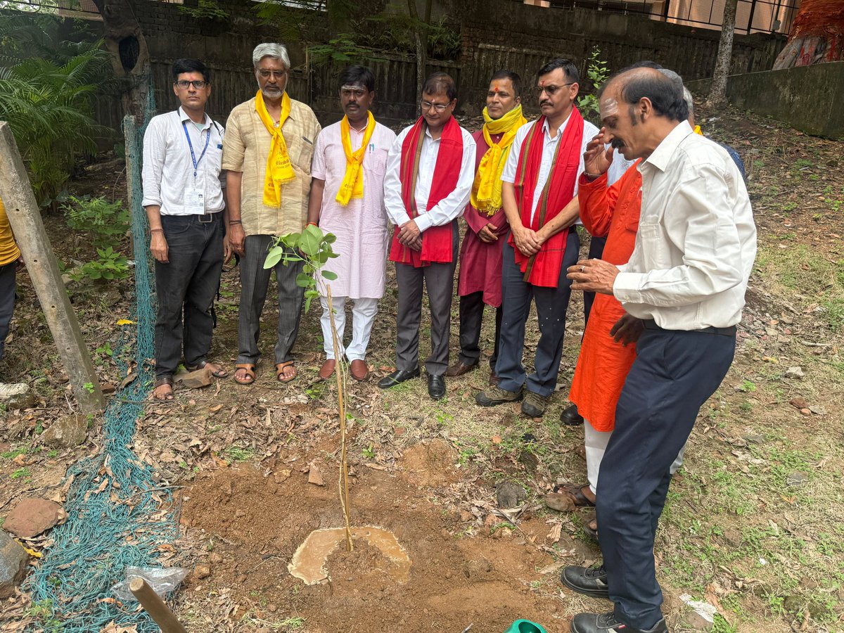 dineshjsrbjp's tweet photo. विश्व पर्यावरण दिवस के अवसर पर टेल्को स्थित राम मंदिर परिसर में वृक्षारोपण कार्यक्रम में सहभागी होने का सौभाग्य प्राप्त हुआ।

इस अवसर पर टाटा मोटर्स हॉस्पिटल के नवपदस्थापित जीएम श्री संजय लाल श्रीवास्तव जी एवं टाटा मोटर्स वर्कर्स यूनियन के पूर्व महामंत्री श्री चंद्रभान सिंह जी, श्री राकेश जी की गरिमामयी उपस्थिति में सभी ने मिलकर चंदन का पौधा लगाकर पर्यावरण संरक्षण का संकल्प लिया।

वृक्ष केवल पर्यावरण संतुलन का आधार नहीं, बल्कि आने वाली पीढ़ियों के सुरक्षित भविष्य की अमूल्य धरोहर हैं। आज लगाया गया एक पौधा कल स्वच्छ वायु, हरियाली और जीवन का आधार बनेगा।

आइए, हम सभी अधिक से अधिक वृक्षारोपण करें और पर्यावरण संरक्षण को जन आंदोलन बनाएं।

🌱 "पेड़ लगाएं, पर्यावरण बचाएं — हरित भारत, समृद्ध भारत बनाएं।" 🌱
#WorldEnvironmentDay
#विश्व_पर्यावरण_दिवस
#Vriksharopan
#PlantATree
#SaveEnvironment
#GoGreen
#ChandanTree
#RamMandirTelco
#Jamshedpur
#SanjayLalSrivastava
#ChandrabhanSingh
#GreenIndia
#HaritBharat
#MissionLiFE
#NatureConservation
#EnvironmentProtection
#DineshKumar
#PurviSinghbhum
#EkPedMaaKeNaam
#ViksitBharat 🌳🇮🇳🙏