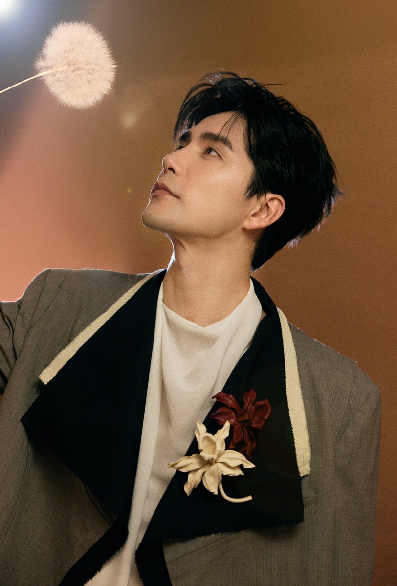 coffeewing's tweet photo. 月亮弯弯,照着小桥,也照着从前。
今晚19:30,听阿老师 唱《弯弯的月亮》🌙
#歌手直播
#ayanga #ayunga #阿云嘎 https://t.co/XG43MIcz8N