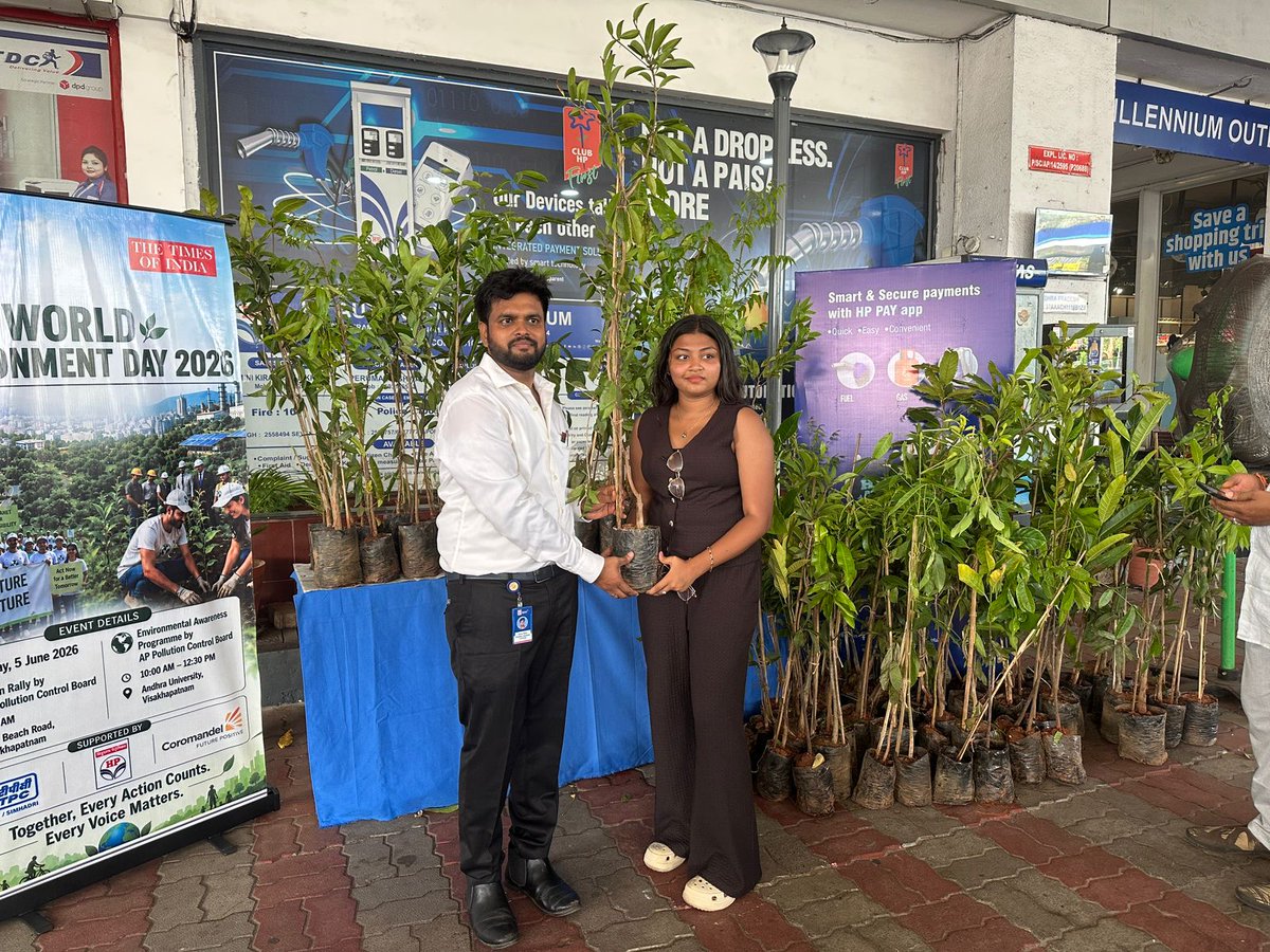 Hpcl_Vizag's tweet photo. ๐๐ฑ On #WorldEnvironmentDay, all outlets in Visakha Region came together for sapling distribution, road cleaning drives, environmental pledges, and HPCL Power awareness activities, reaffirming our commitment to a greener tomorrow. โฝ๐ฟ
#GoGreen #HPCLPower
@hpcl_retail @HPCL https://t.co/9HSeVhyG3E