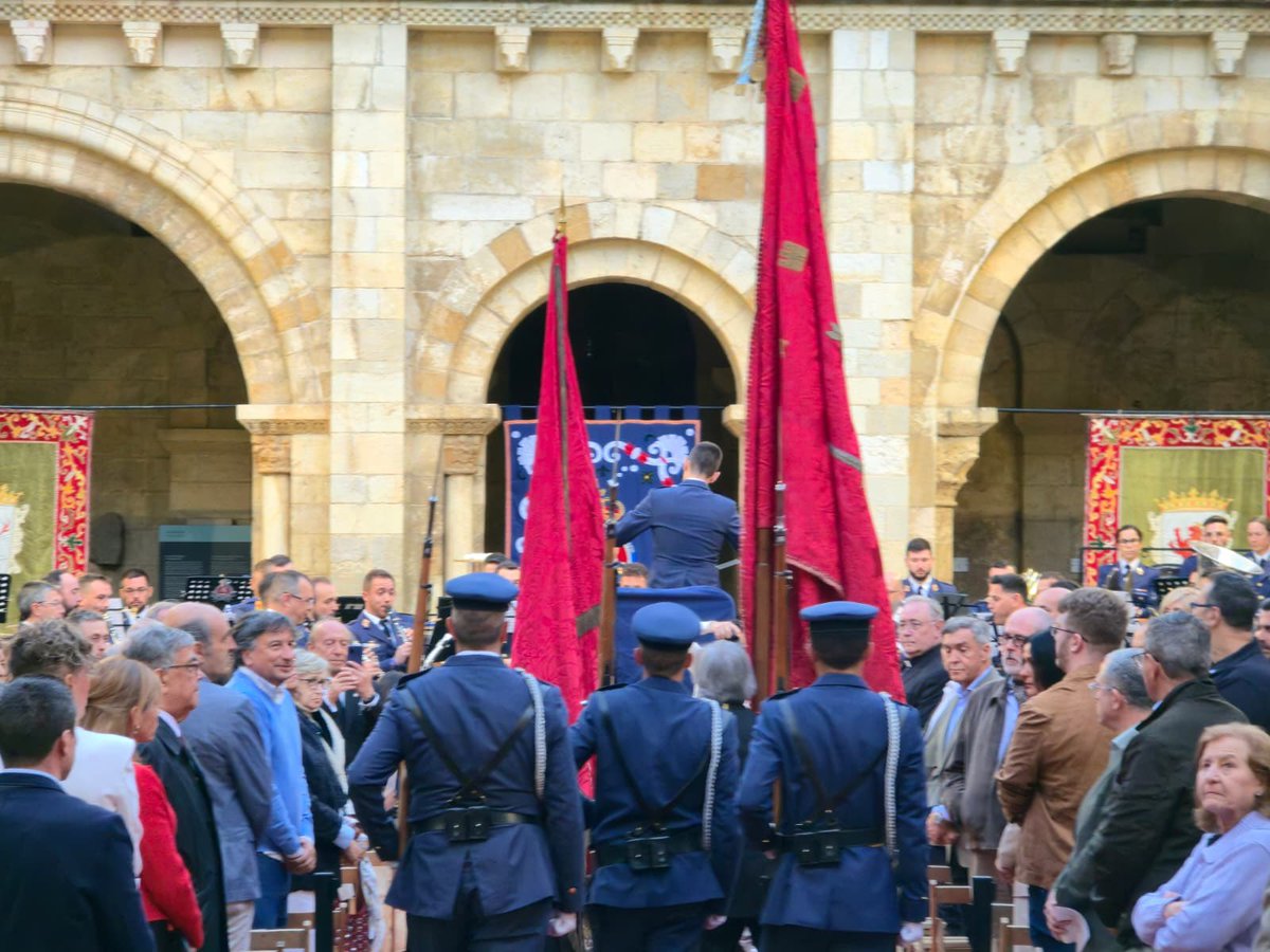 davfermen's tweet photo. Claustro de San Isidoro y Banda de Música de la Academia Básica del Aire para una nueva edición del Concierto ‘León, Cuna del Parlamentarismo’. 

Fantástico! https://t.co/jdwjiAHHcS