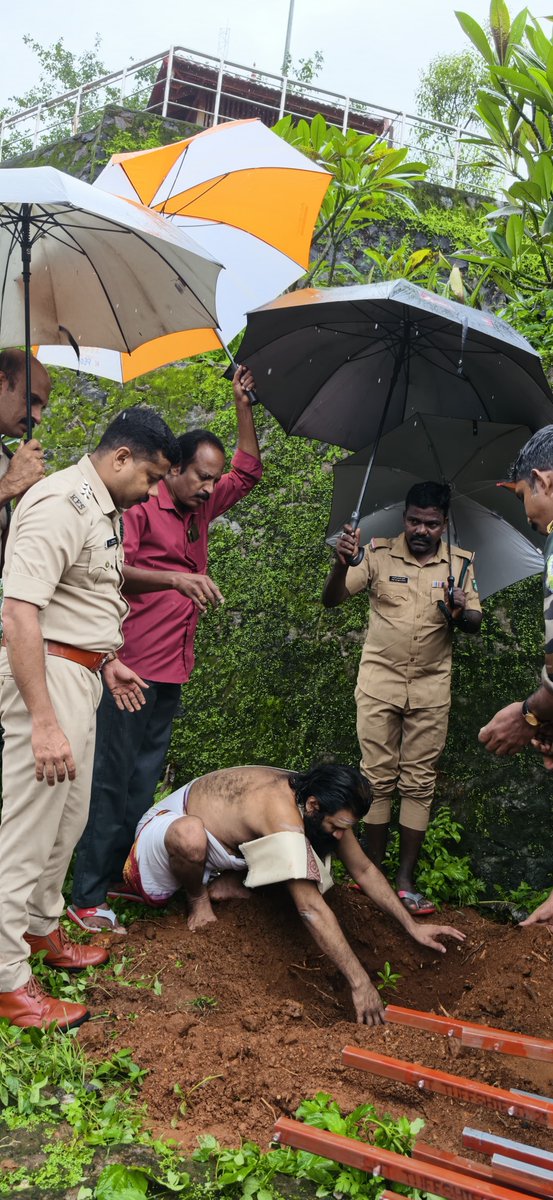 DDNewsMalayalam's tweet photo. ലോക പരിസ്ഥിതി ദിനം, പമ്പ റേഞ്ച് ഓഫീസർ എം. കെ. മുകേഷിന്റെ സാന്നിധ്യത്തിൽ ശബരിമല മേൽശാന്തി ഇ ഡി പ്രസാദ് നമ്പൂതിരി, മാളികപ്പുറം മേൽശാന്തി എൻ ജി മനു നമ്പൂതിരി എന്നിവർ ചേർന്ന് വൃക്ഷത്തൈ നട്ടു
#WorldEnvironmentDay #EnvironmentDay #Sabarimala #Pamba https://t.co/T6GGUgPWJH