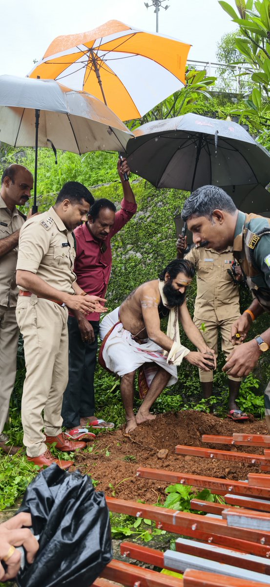 DDNewsMalayalam's tweet photo. ലോക പരിസ്ഥിതി ദിനം, പമ്പ റേഞ്ച് ഓഫീസർ എം. കെ. മുകേഷിന്റെ സാന്നിധ്യത്തിൽ ശബരിമല മേൽശാന്തി ഇ ഡി പ്രസാദ് നമ്പൂതിരി, മാളികപ്പുറം മേൽശാന്തി എൻ ജി മനു നമ്പൂതിരി എന്നിവർ ചേർന്ന് വൃക്ഷത്തൈ നട്ടു
#WorldEnvironmentDay #EnvironmentDay #Sabarimala #Pamba https://t.co/T6GGUgPWJH
