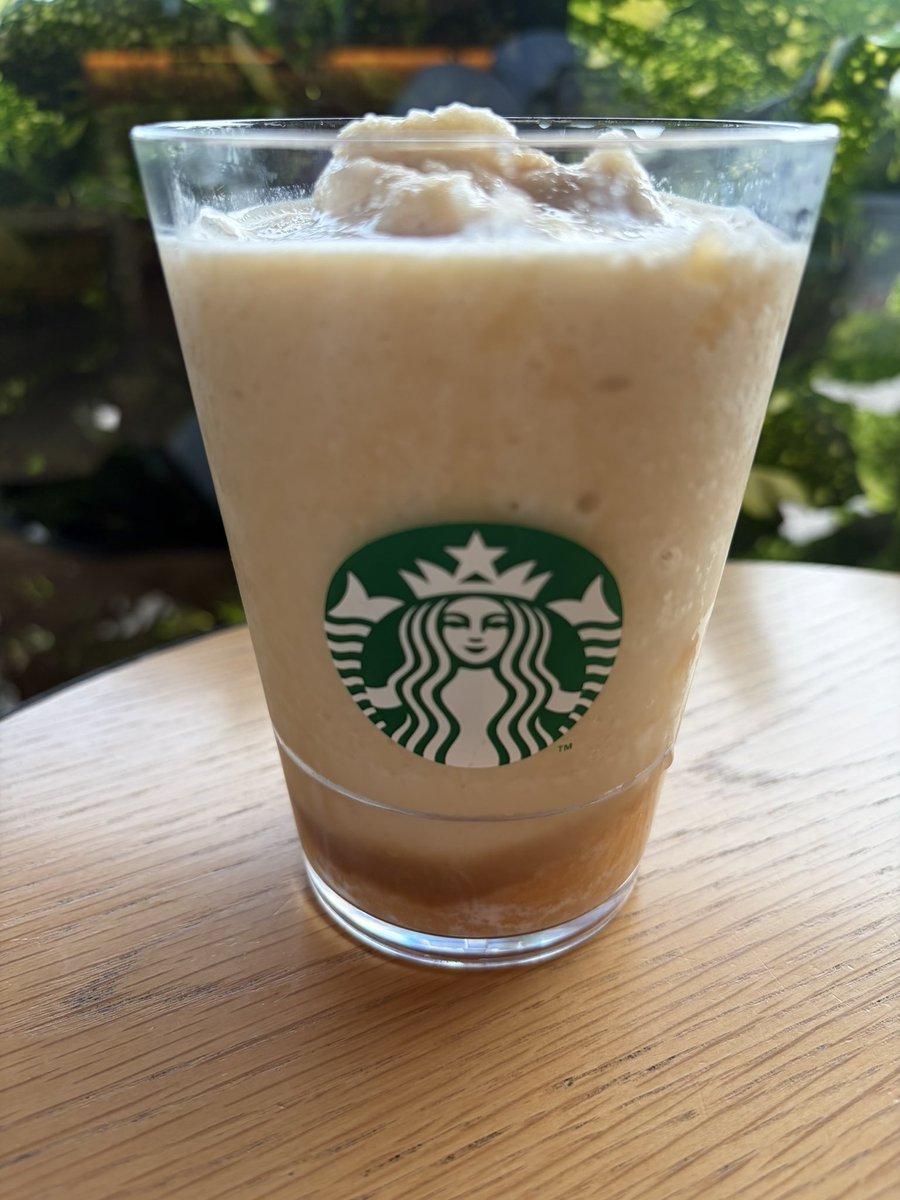 jun_ss529's tweet photo. 『#ハニーバナナフラペチーノ® 🍯🍌』
今回、バナナそのものの風味が強めなので、それを引き立てる優しいシンプルなはちみつがいい感じ🍯
ただ個人的には『アフォガート』の方が好きかな🍌☕️
もっと言えば色々ごちゃごちゃにした方が好きかも🍌🍫☕️
#スターバックスコーヒー
#癒しの時間
#リフレッシュ https://t.co/WauAPjrbOM