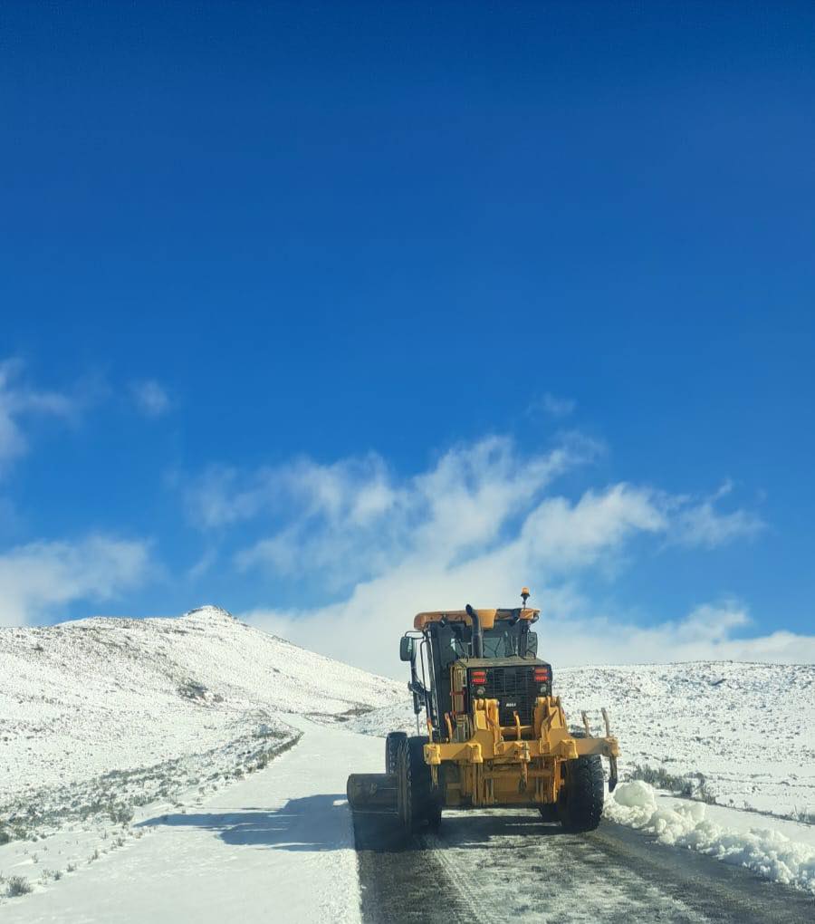 Roads_LS's tweet photo. Khokahano e tla khutlela setloaeling kaha  Setsi sa Litsela se qalile ts'ebetso ea ho bula litsela tsa ka loting tse koetsoeng ke lehloa e se e qalile. https://t.co/gWILxderAH