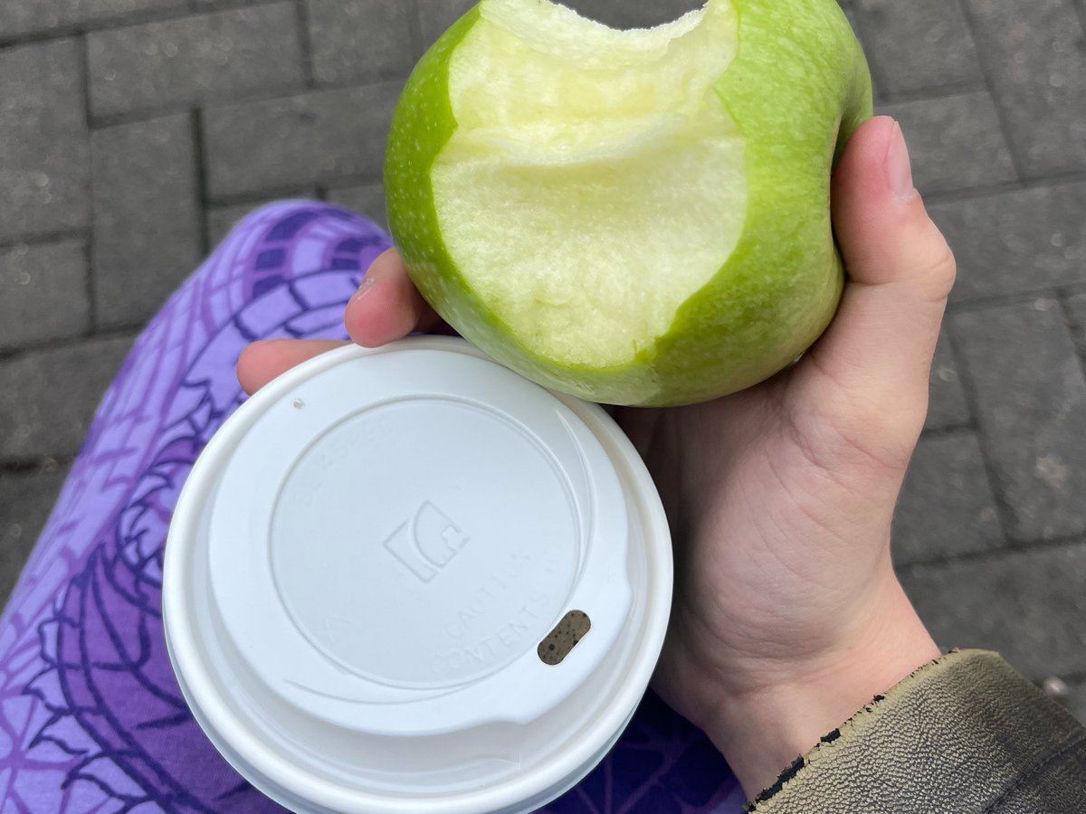 underfed_beast's tweet photo. eating an apple in public DOES have the same vibe as smoking a cigarette https://t.co/xZN2ImSBi1
