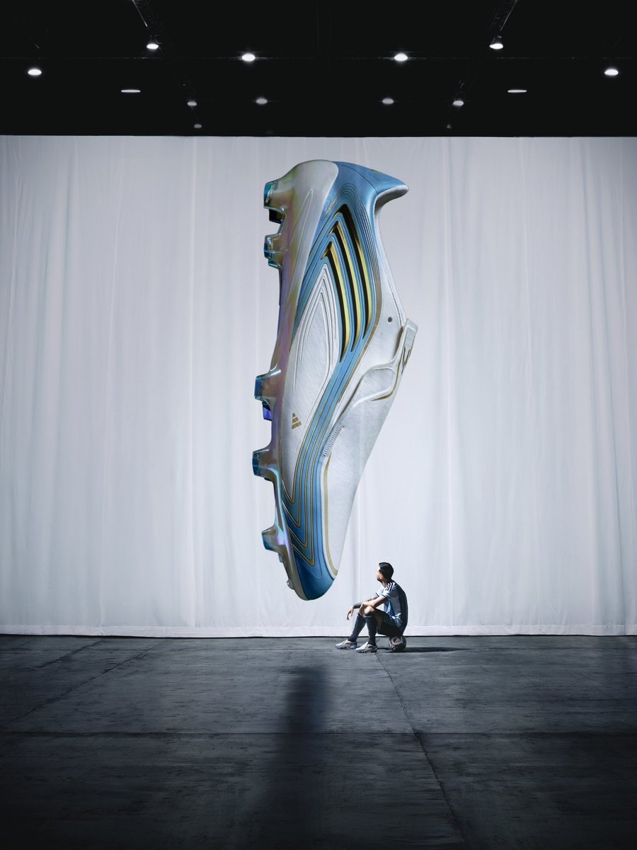 ActuFoot_'s tweet photo. 🚨 OFFICIEL ! Adidas présente des crampons en hommage à la dernière
Coupe du monde de Lionel Messi 🇦🇷 !! 👟😍

📸 @adidasfootball https://t.co/WTbLyTzleh