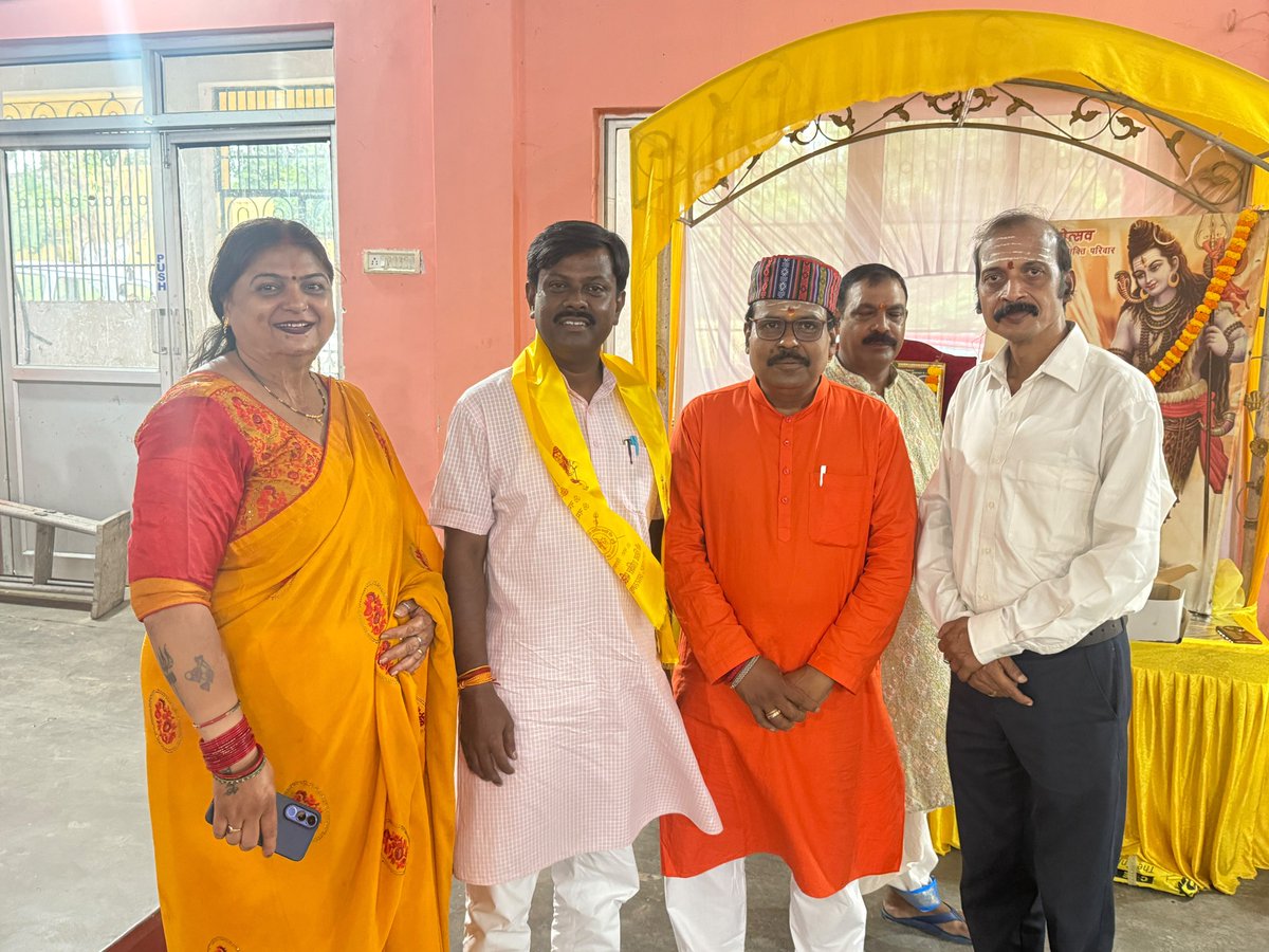 dineshjsrbjp's tweet photo. मानवता की सेवा ही सबसे बड़ा धर्म है। ❤️🩸

विश्व पर्यावरण दिवस के अवसर पर श्री शिव शक्ति परिवार, टाटानगर द्वारा टेल्को स्थित राम मंदिर परिसर में विश्व कल्याणार्थ रक्तदान शिविर का आयोजन किया गया। इस पुनीत अवसर पर सैकड़ों लोगों ने मानवता एवं समाज सेवा की भावना से प्रेरित होकर स्वेच्छा से रक्तदान किया।

रक्तदान महादान है। एक यूनिट रक्त किसी जरूरतमंद व्यक्ति को नया जीवन देने का माध्यम बन सकता है। समाज में सेवा, संवेदना और परोपकार की भावना को मजबूत करने वाला यह आयोजन अत्यंत सराहनीय एवं प्रेरणादायी रहा।

इस अवसर पर आयोजनकर्ता श्री विजय जी, श्री संजीव श्रीवास्तव जी, श्रीमती मीना सिन्हा जी सहित अनेक समाजसेवी एवं गणमान्य लोग उपस्थित रहे। सभी ने रक्तदान के महत्व पर प्रकाश डालते हुए अधिक से अधिक लोगों से इस महाअभियान से जुड़ने का आह्वान किया।

🌹 रक्तदान करें, जीवन बचाएं — यही सच्ची मानव सेवा है। 🌹#RaktdaanMahadaan
#BloodDonationCamp
#DonateBloodSaveLife
#ShriShivShaktiParivar
#Tatanagar
#RamMandirTelco
#HumanityFirst
#SevaHiSankalp
#BloodDonation
#WorldEnvironmentDay
#SocialService
#Jamshedpur
#Jharkhand
#VijayJi
#SanjeevSrivastava
#MeenaSinha
#DineshKumar
#PurviSinghbhum
#SaveLives
#Mahadaan 🩸🙏🇮🇳