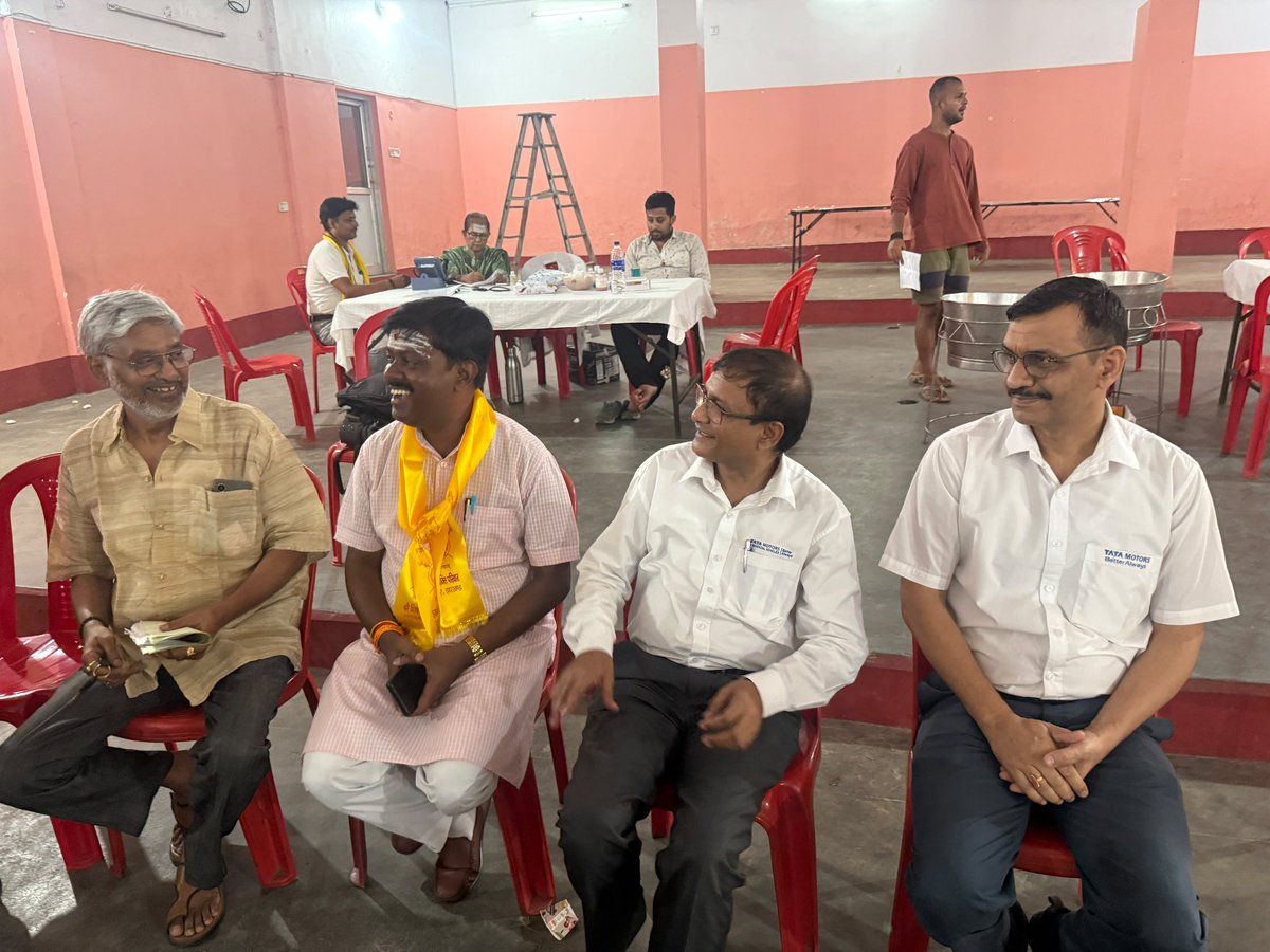 dineshjsrbjp's tweet photo. मानवता की सेवा ही सबसे बड़ा धर्म है। ❤️🩸

विश्व पर्यावरण दिवस के अवसर पर श्री शिव शक्ति परिवार, टाटानगर द्वारा टेल्को स्थित राम मंदिर परिसर में विश्व कल्याणार्थ रक्तदान शिविर का आयोजन किया गया। इस पुनीत अवसर पर सैकड़ों लोगों ने मानवता एवं समाज सेवा की भावना से प्रेरित होकर स्वेच्छा से रक्तदान किया।

रक्तदान महादान है। एक यूनिट रक्त किसी जरूरतमंद व्यक्ति को नया जीवन देने का माध्यम बन सकता है। समाज में सेवा, संवेदना और परोपकार की भावना को मजबूत करने वाला यह आयोजन अत्यंत सराहनीय एवं प्रेरणादायी रहा।

इस अवसर पर आयोजनकर्ता श्री विजय जी, श्री संजीव श्रीवास्तव जी, श्रीमती मीना सिन्हा जी सहित अनेक समाजसेवी एवं गणमान्य लोग उपस्थित रहे। सभी ने रक्तदान के महत्व पर प्रकाश डालते हुए अधिक से अधिक लोगों से इस महाअभियान से जुड़ने का आह्वान किया।

🌹 रक्तदान करें, जीवन बचाएं — यही सच्ची मानव सेवा है। 🌹#RaktdaanMahadaan
#BloodDonationCamp
#DonateBloodSaveLife
#ShriShivShaktiParivar
#Tatanagar
#RamMandirTelco
#HumanityFirst
#SevaHiSankalp
#BloodDonation
#WorldEnvironmentDay
#SocialService
#Jamshedpur
#Jharkhand
#VijayJi
#SanjeevSrivastava
#MeenaSinha
#DineshKumar
#PurviSinghbhum
#SaveLives
#Mahadaan 🩸🙏🇮🇳